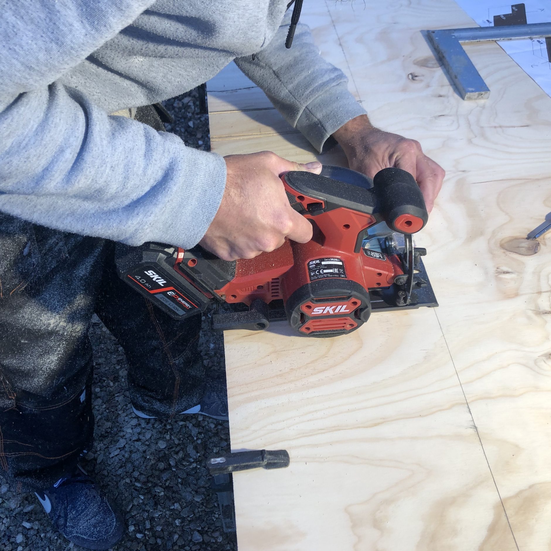 Levynpalasten sahaaminen itse tehtyyn siilinpesään