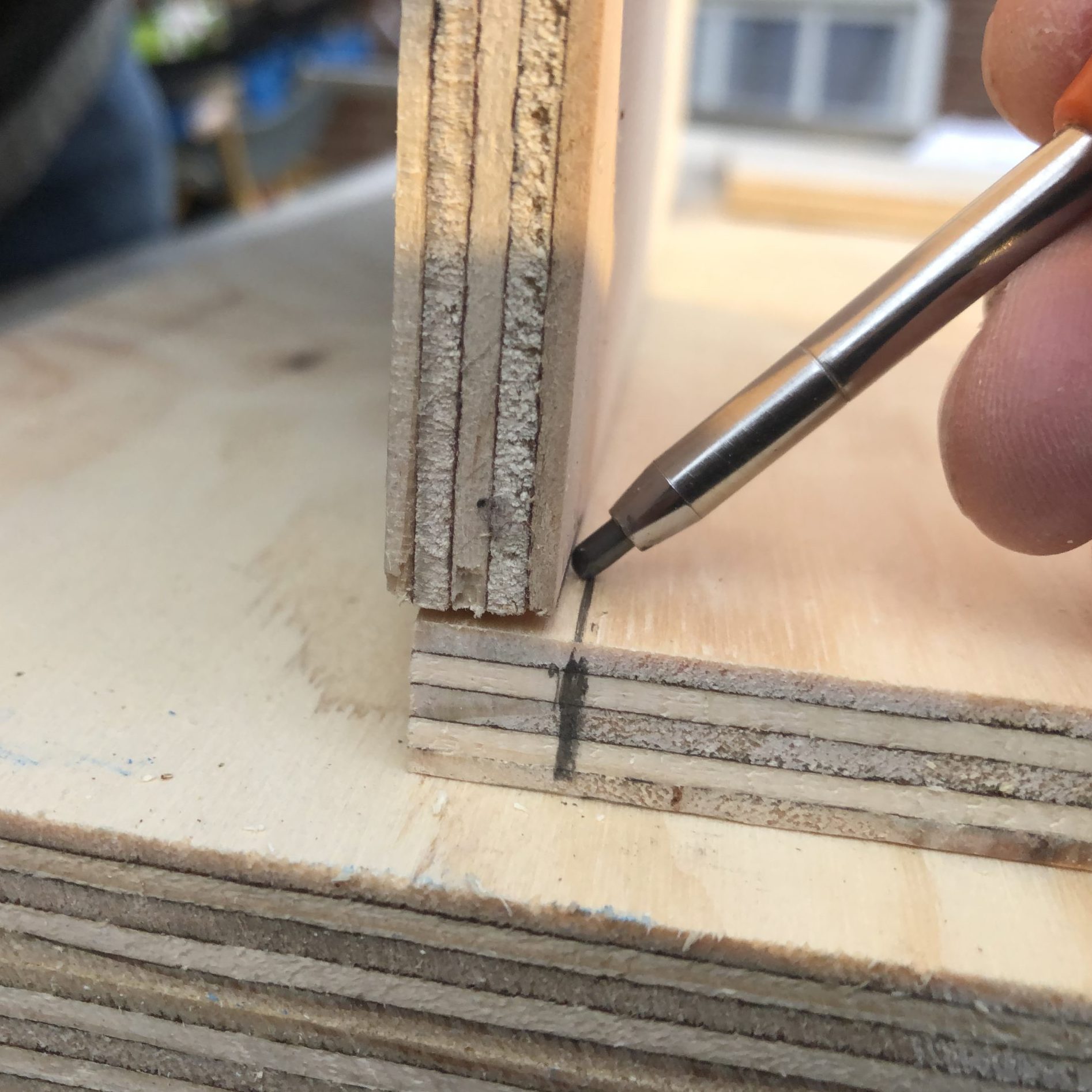 Rakenna itse siilinpesä: Käytä levynpalaa, jotta leveydestä tulee sama