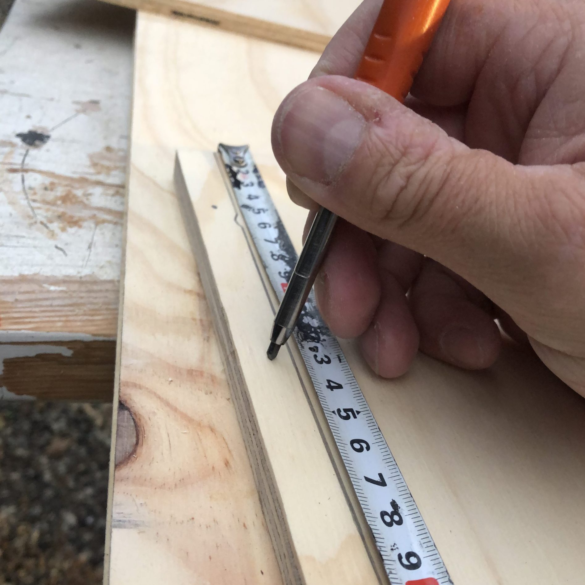 Lag et pinnsvinhus. Markering av skruehull. Unngå å splitte platen.