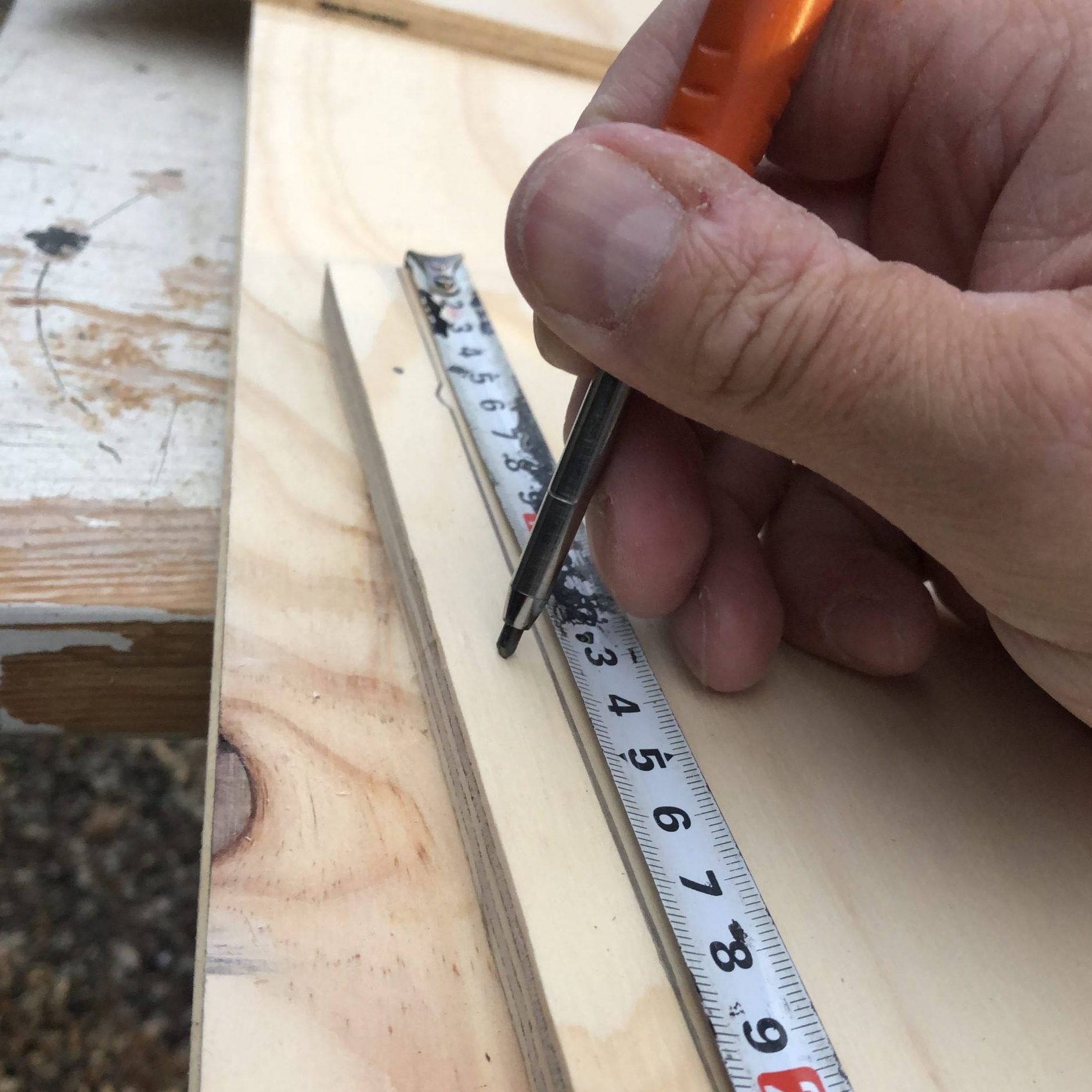 Lav et pindsvinehus: Marking af skruehuller. Så undgår du at pladen flækker