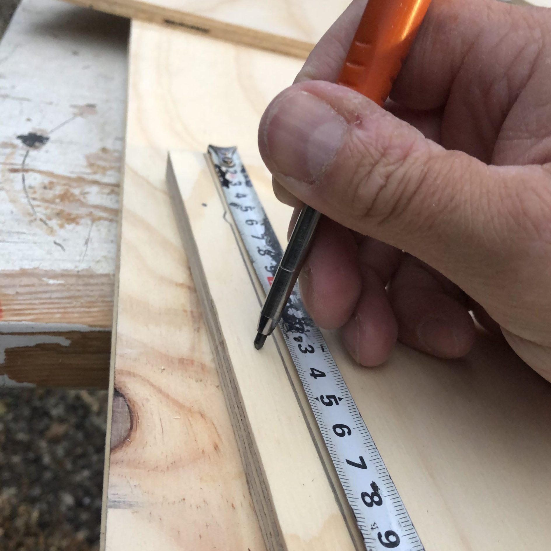 Tee siilinpesä: Ruuvinreikien merkitseminen. Näin vältät levyn halkeamisen