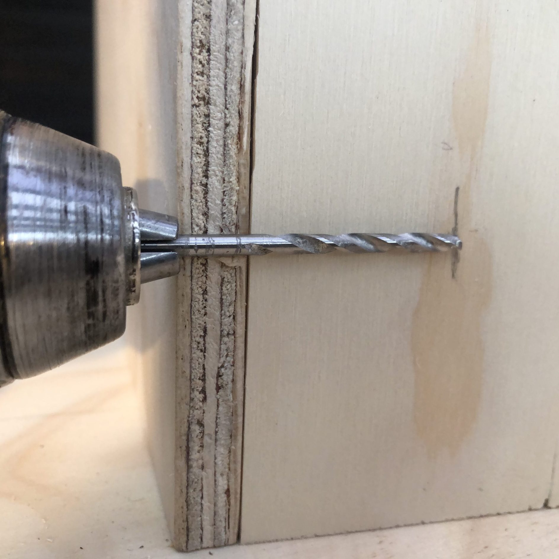 Byg selv pindsvinehus: Justering af bor.