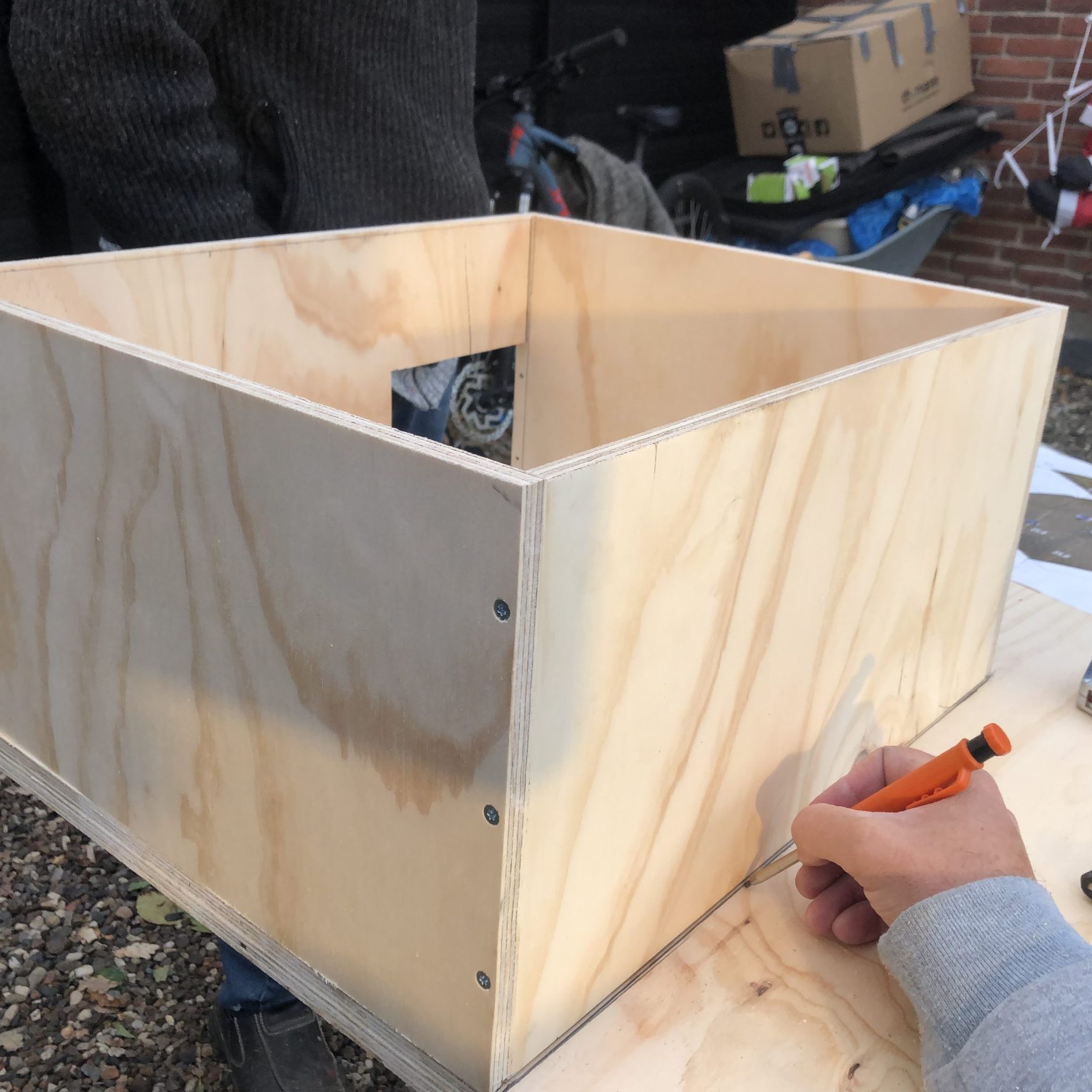 Bygg ditt eget pinnsvinhus: Hold en 90 graders vinkel slik at bunnen passer.