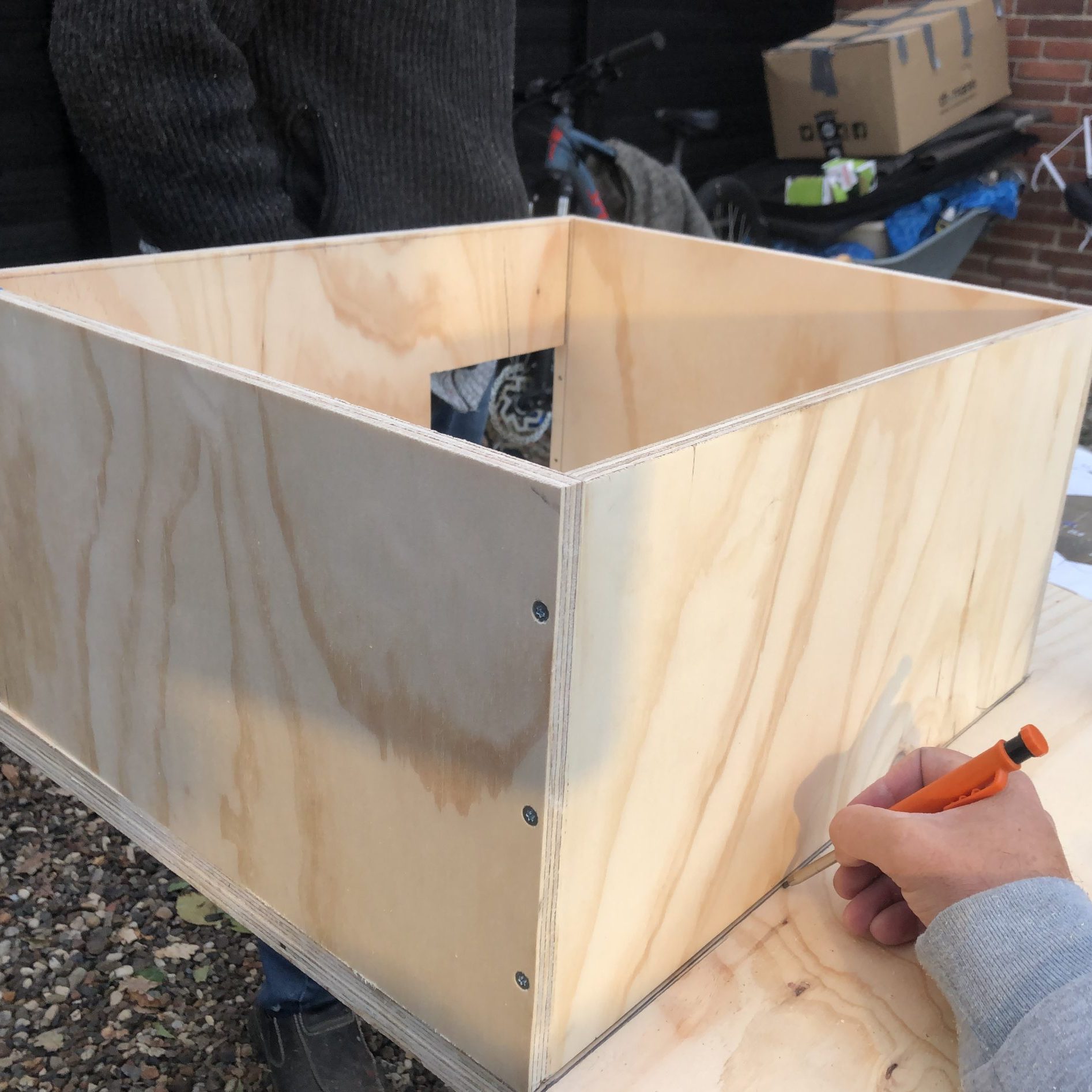 Siilinpesä rakenna itse: Pidä pohjaa 90 asteen kulmassa.