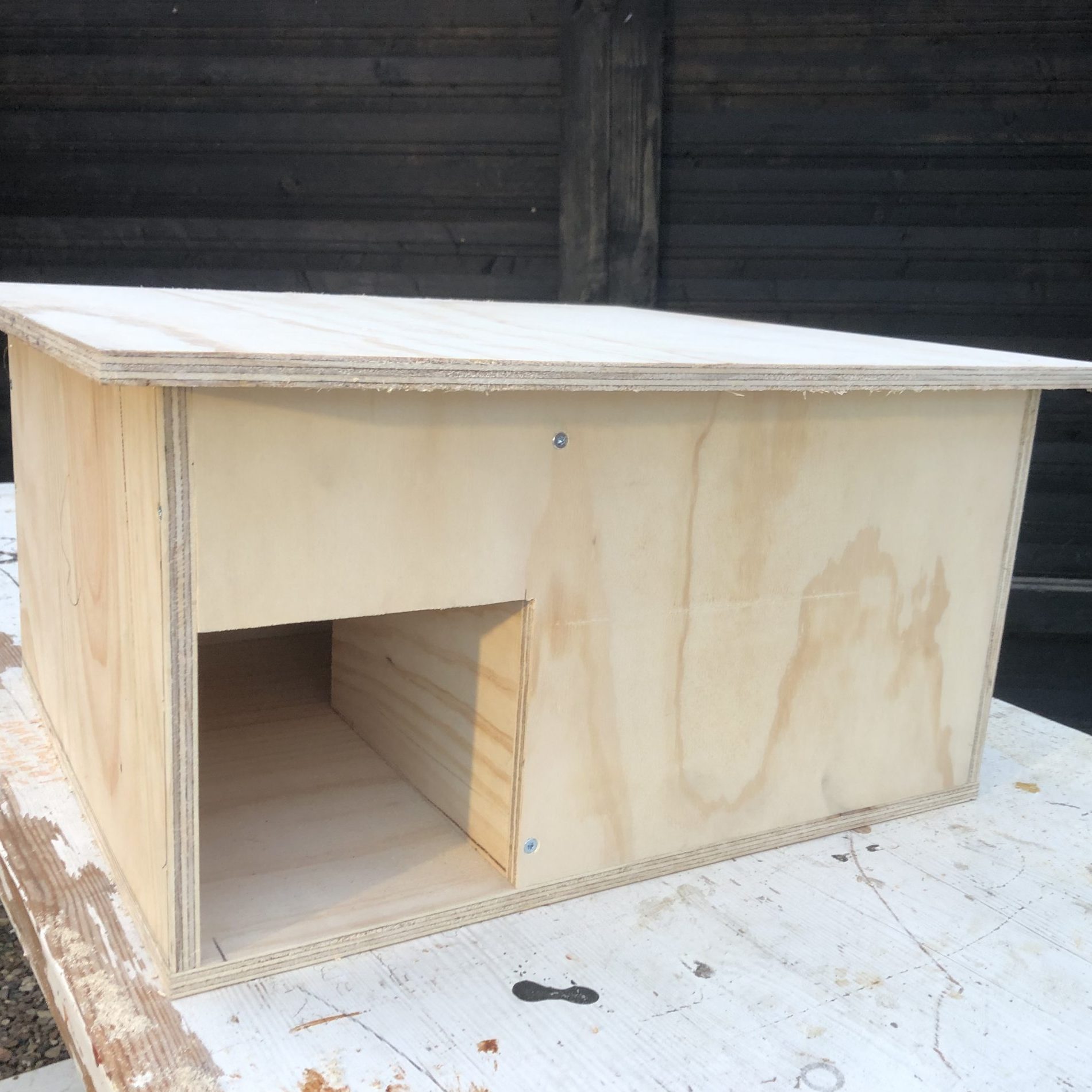 Færdigt byg-selv-pindsvinehus med skillevæg. Beskytter mod rovdyr.