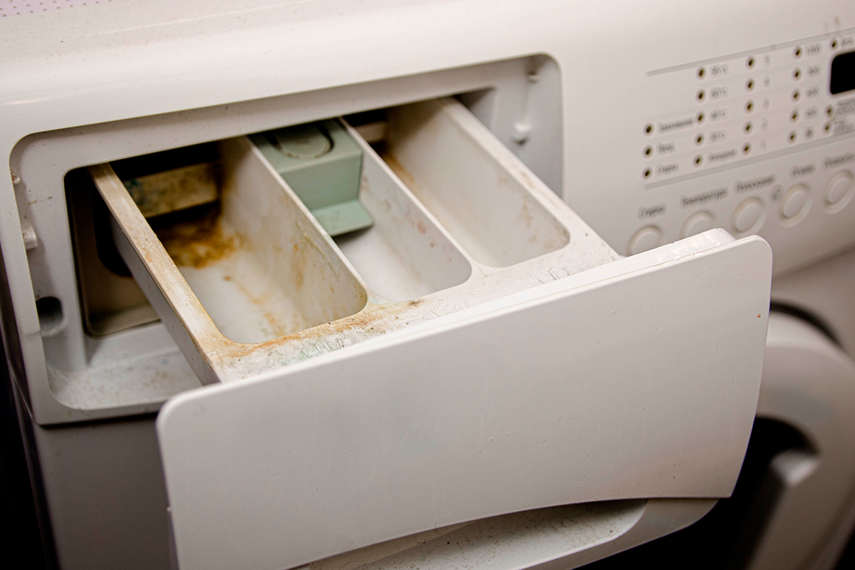 Beskidt sæbeskuffe i vaskemaskinen