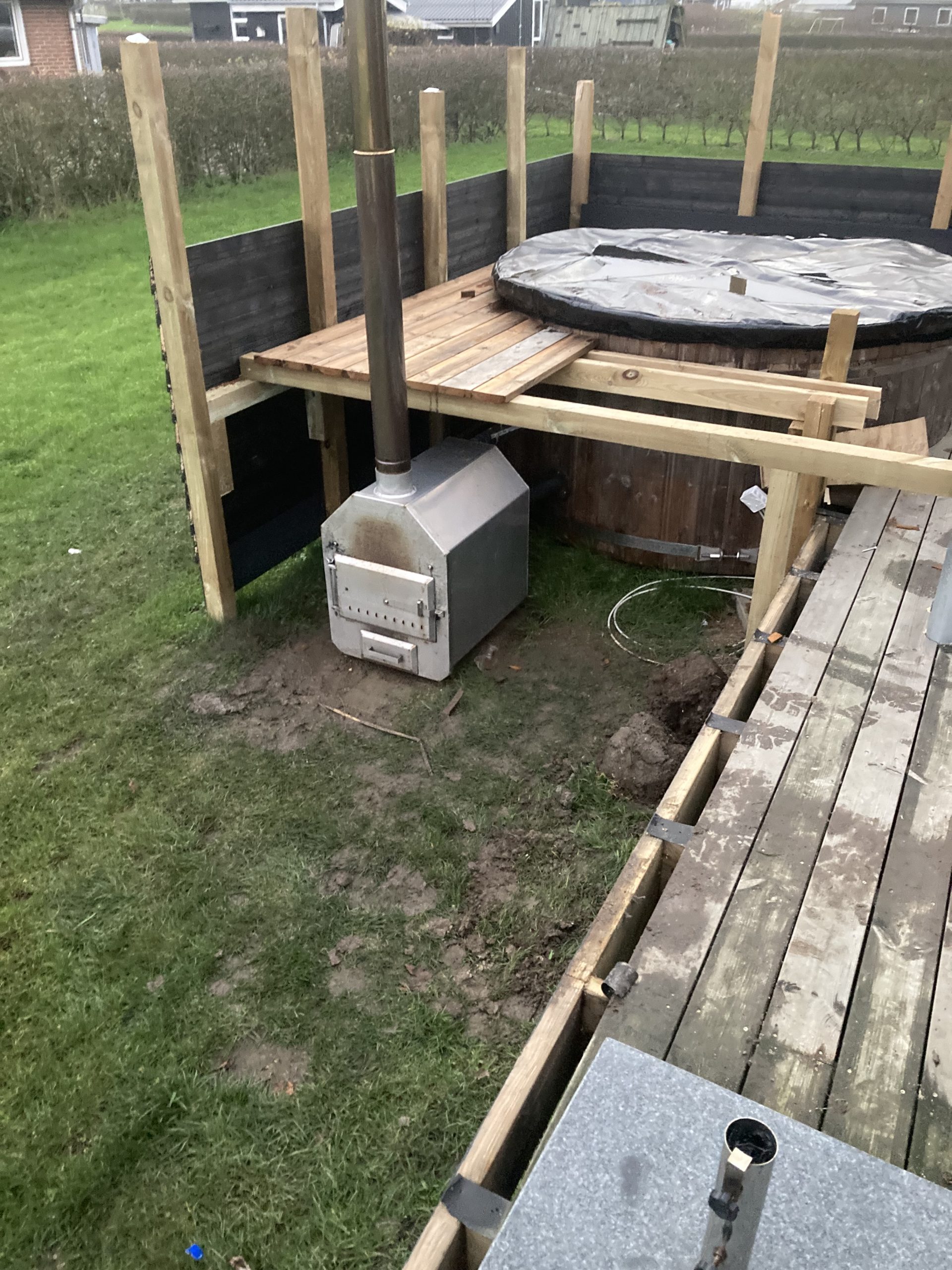 Badestamp og høybed