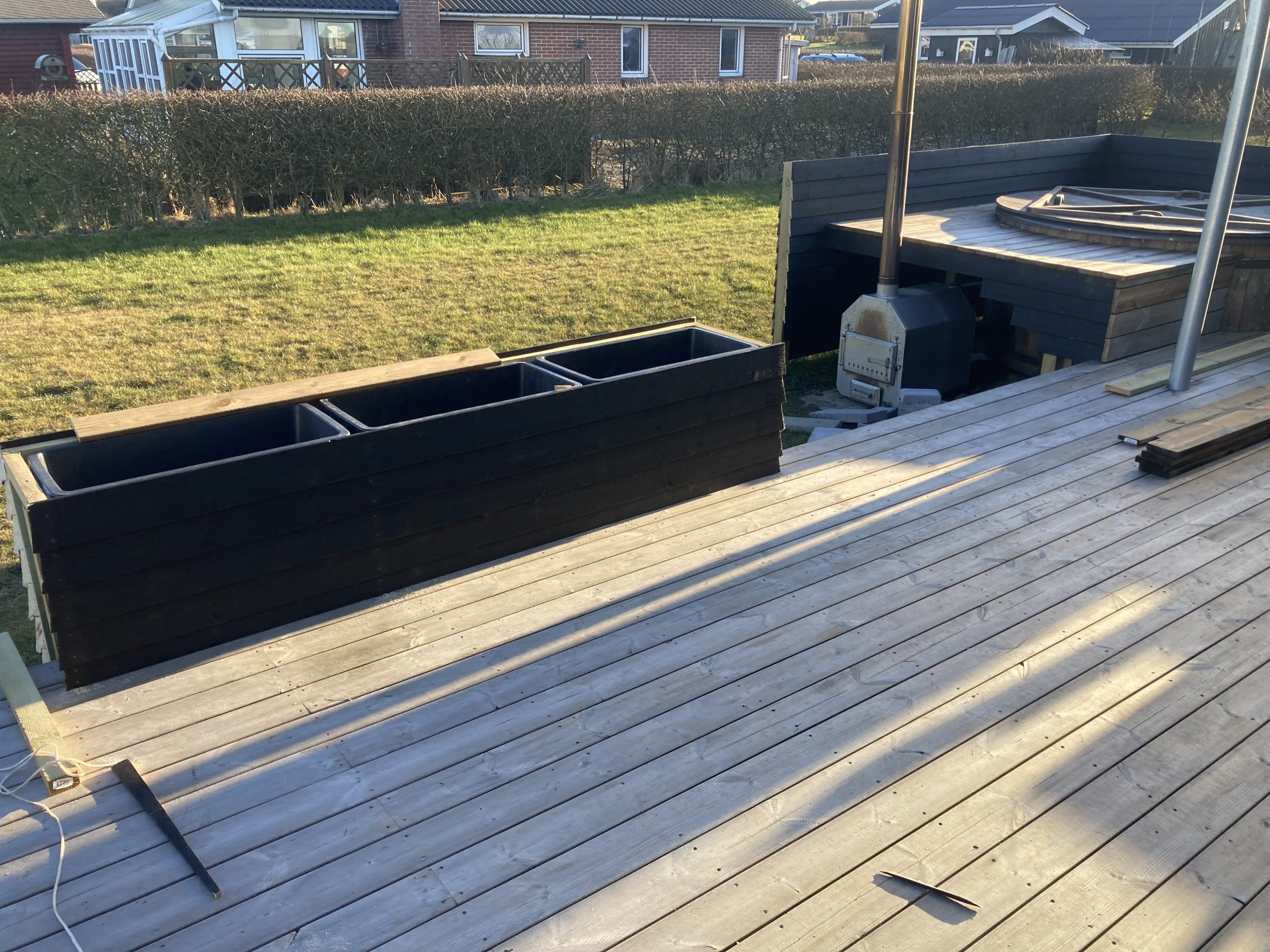 Badestamp og høybed