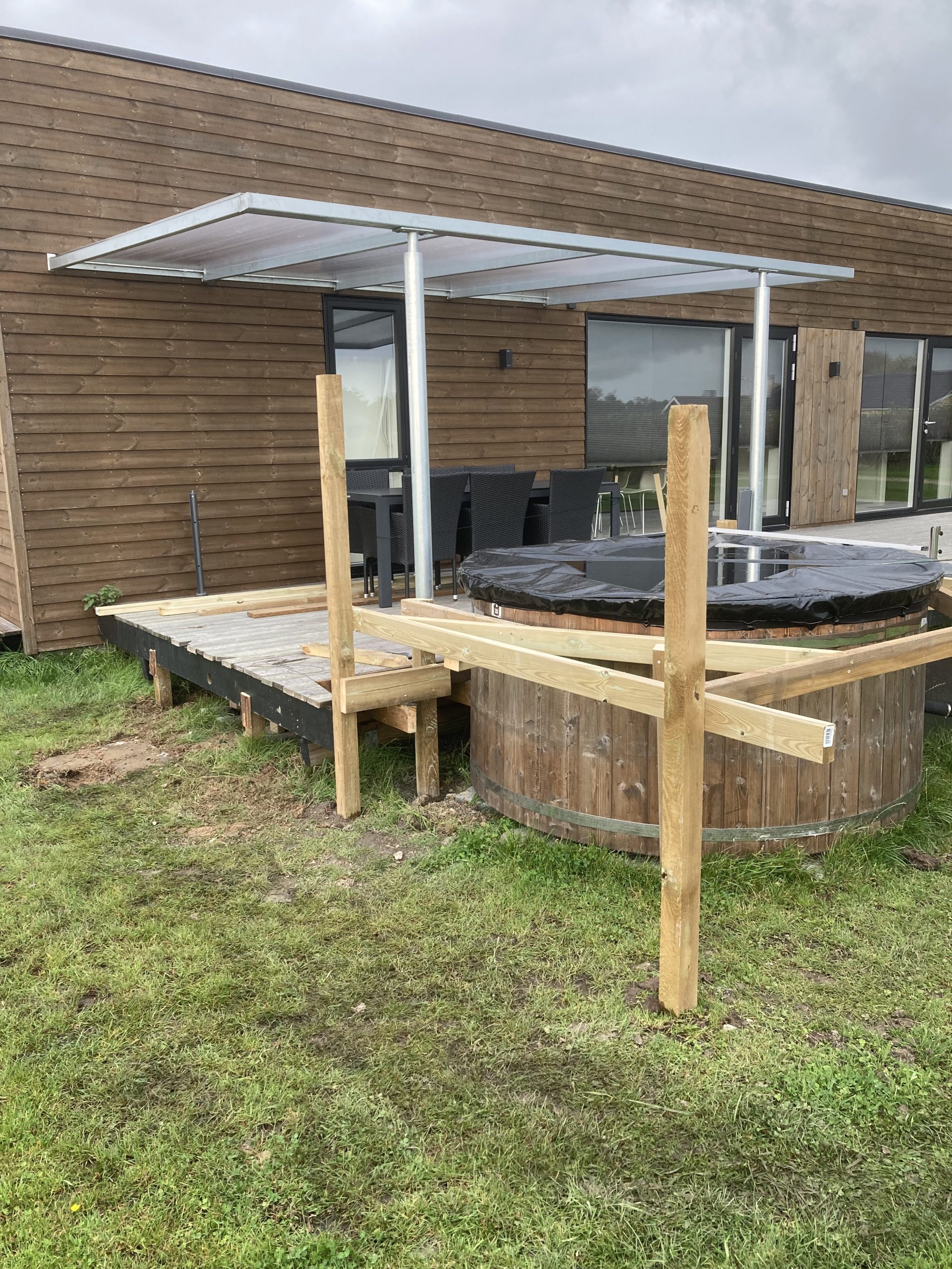 Badestamp og høybed