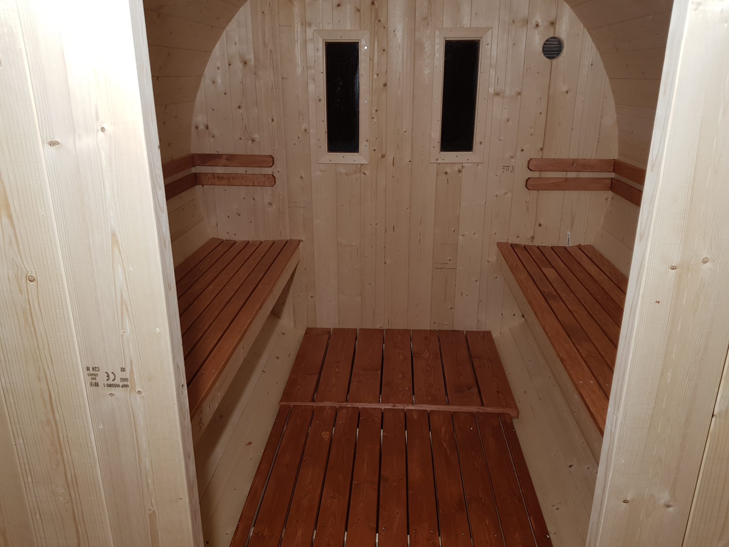 Tynnyrisauna rinteessä