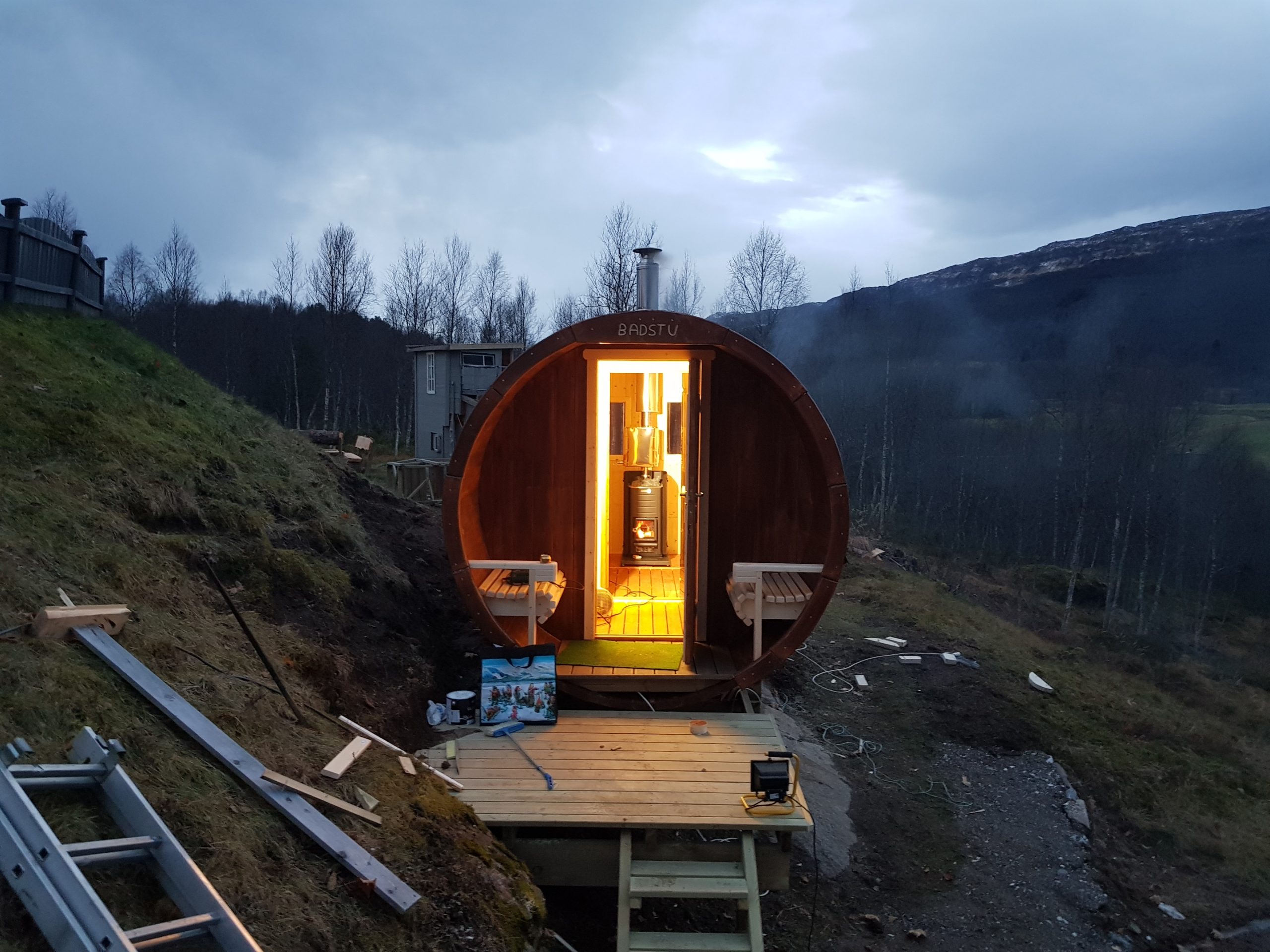 Tynnyrisauna rinteessä