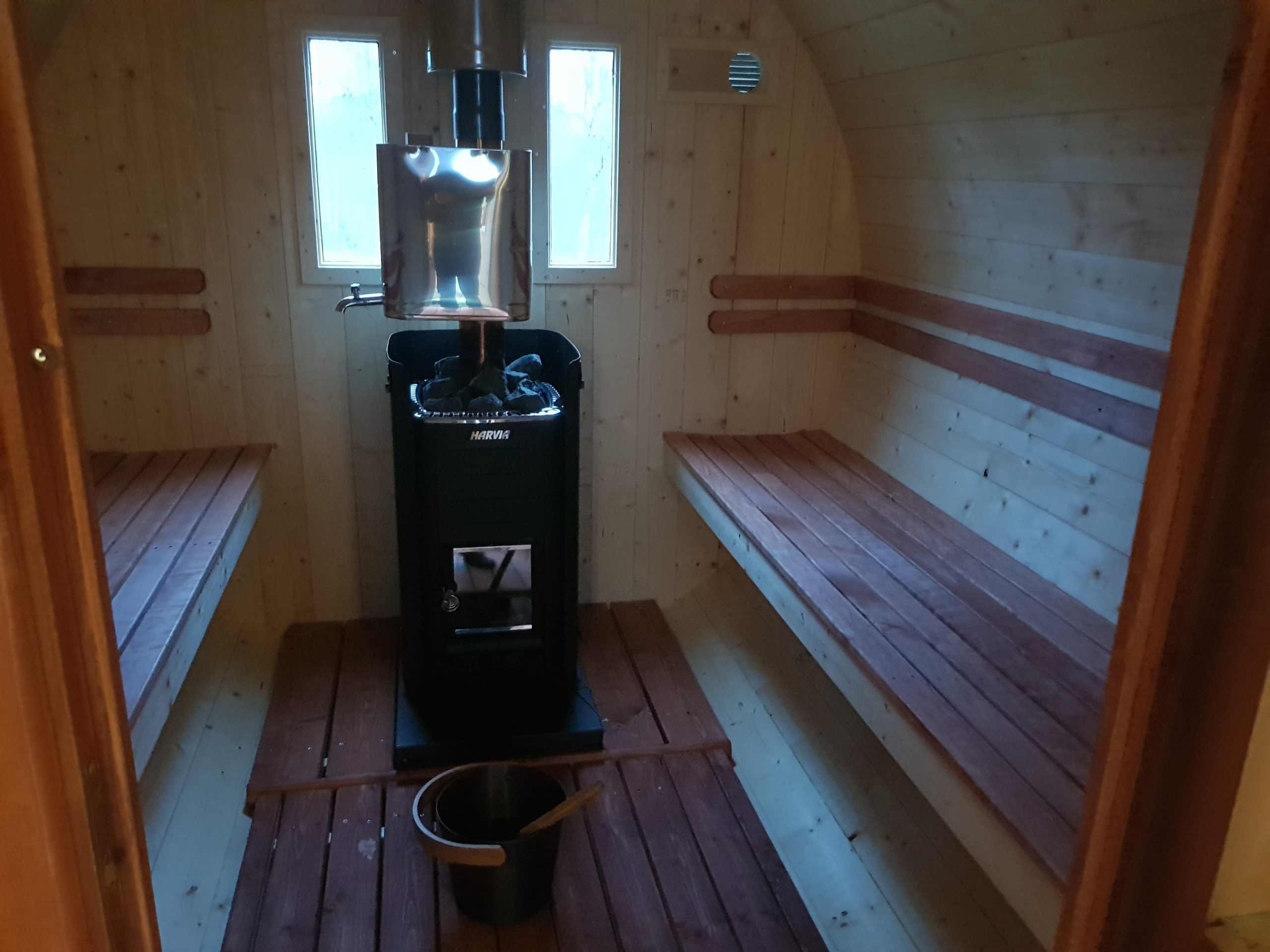 Tynnyrisauna rinteessä