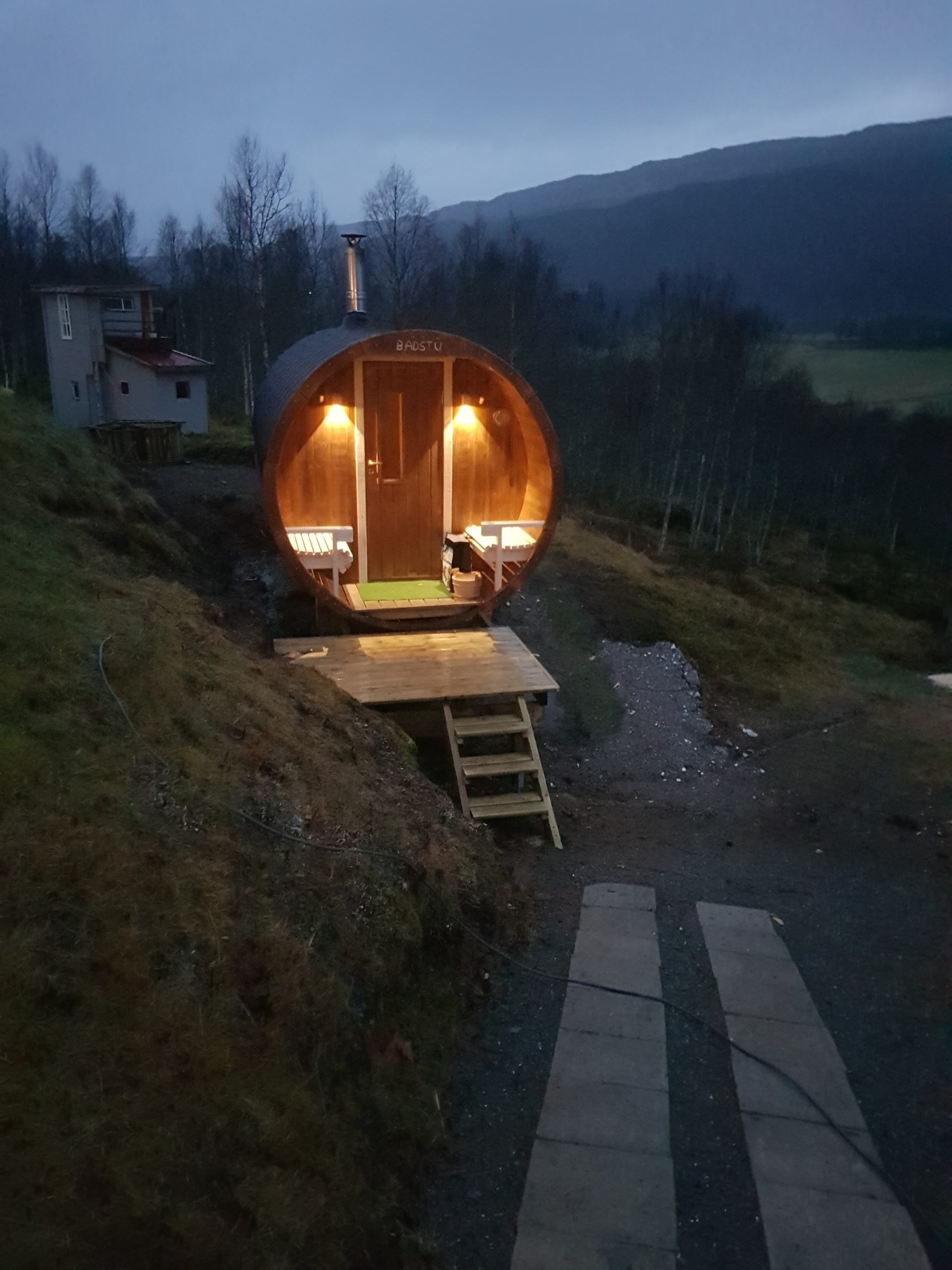 Tynnyrisauna rinteessä