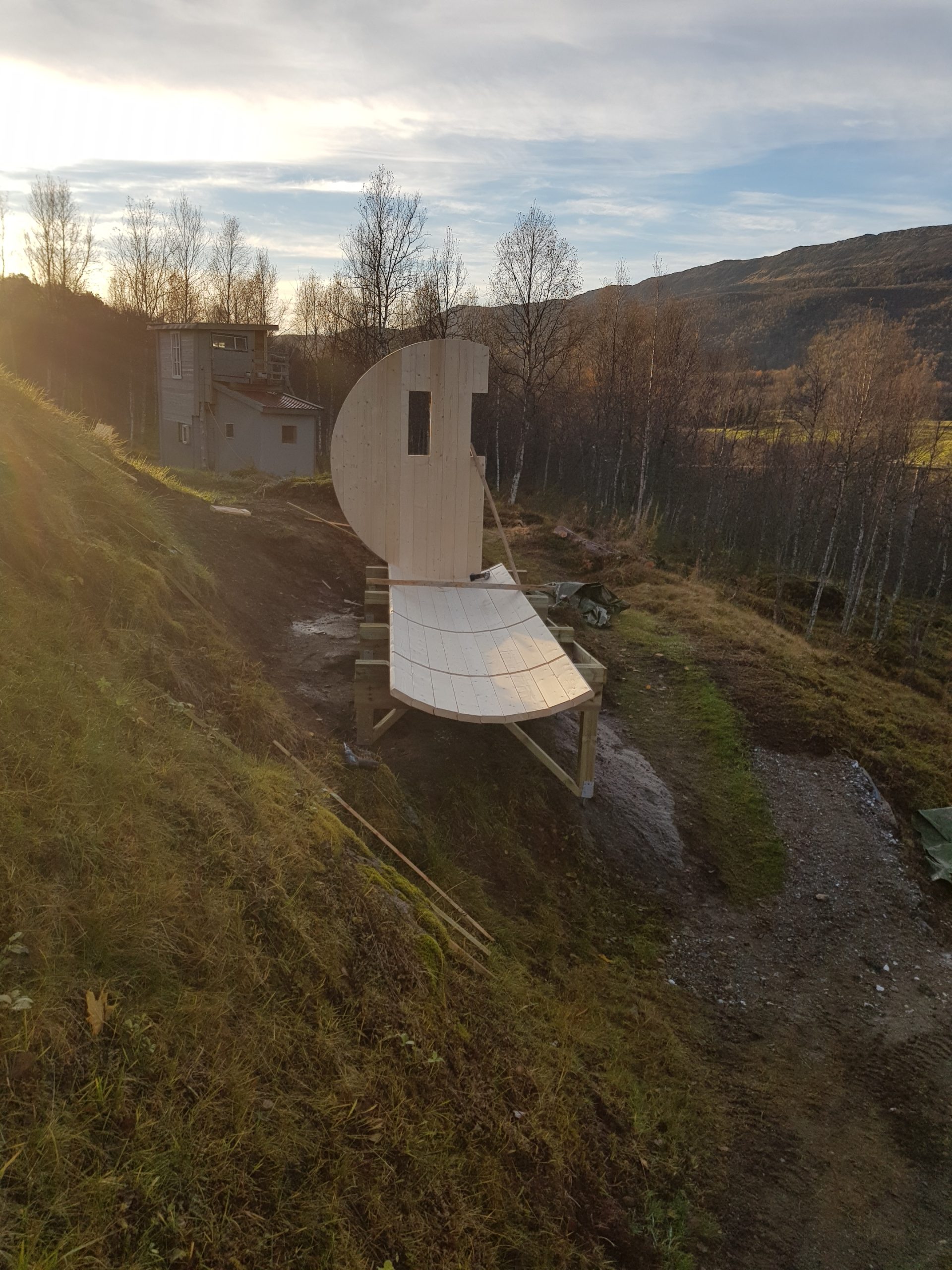 Tynnyrisauna rinteessä