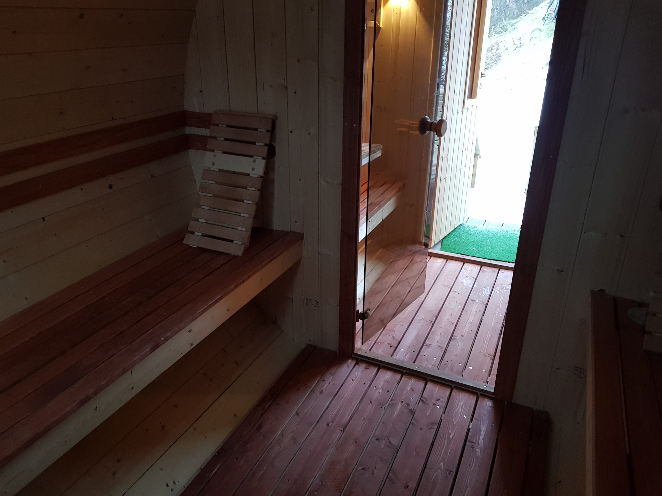 Tynnyrisauna rinteessä