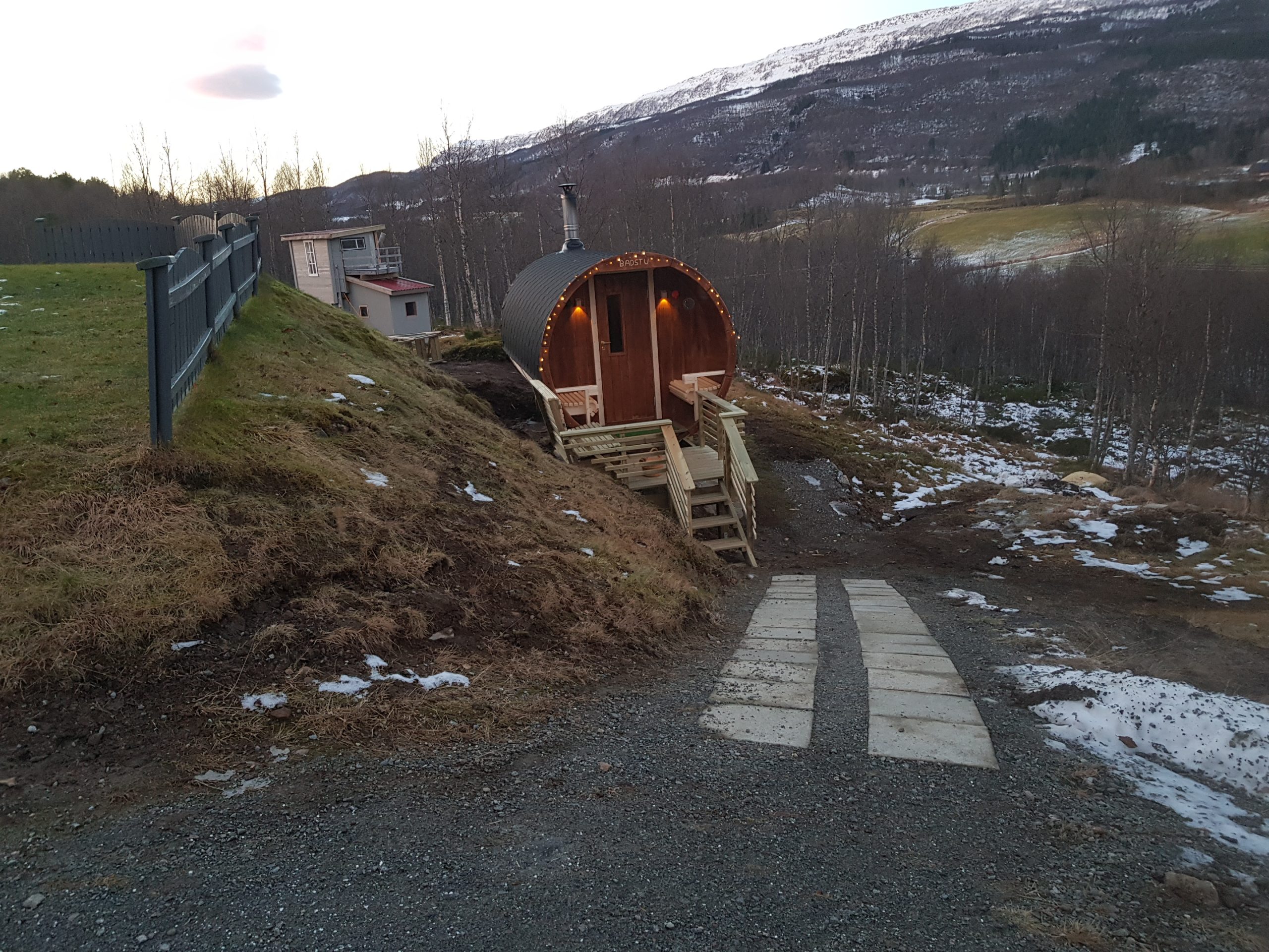 Tynnyrisauna rinteessä