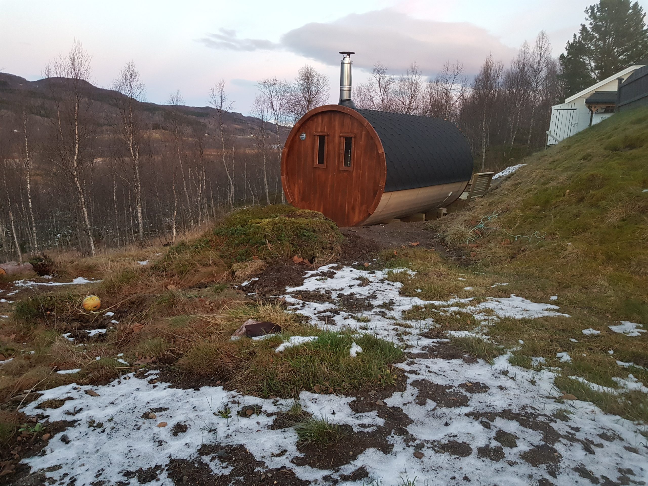 Tynnyrisauna rinteessä