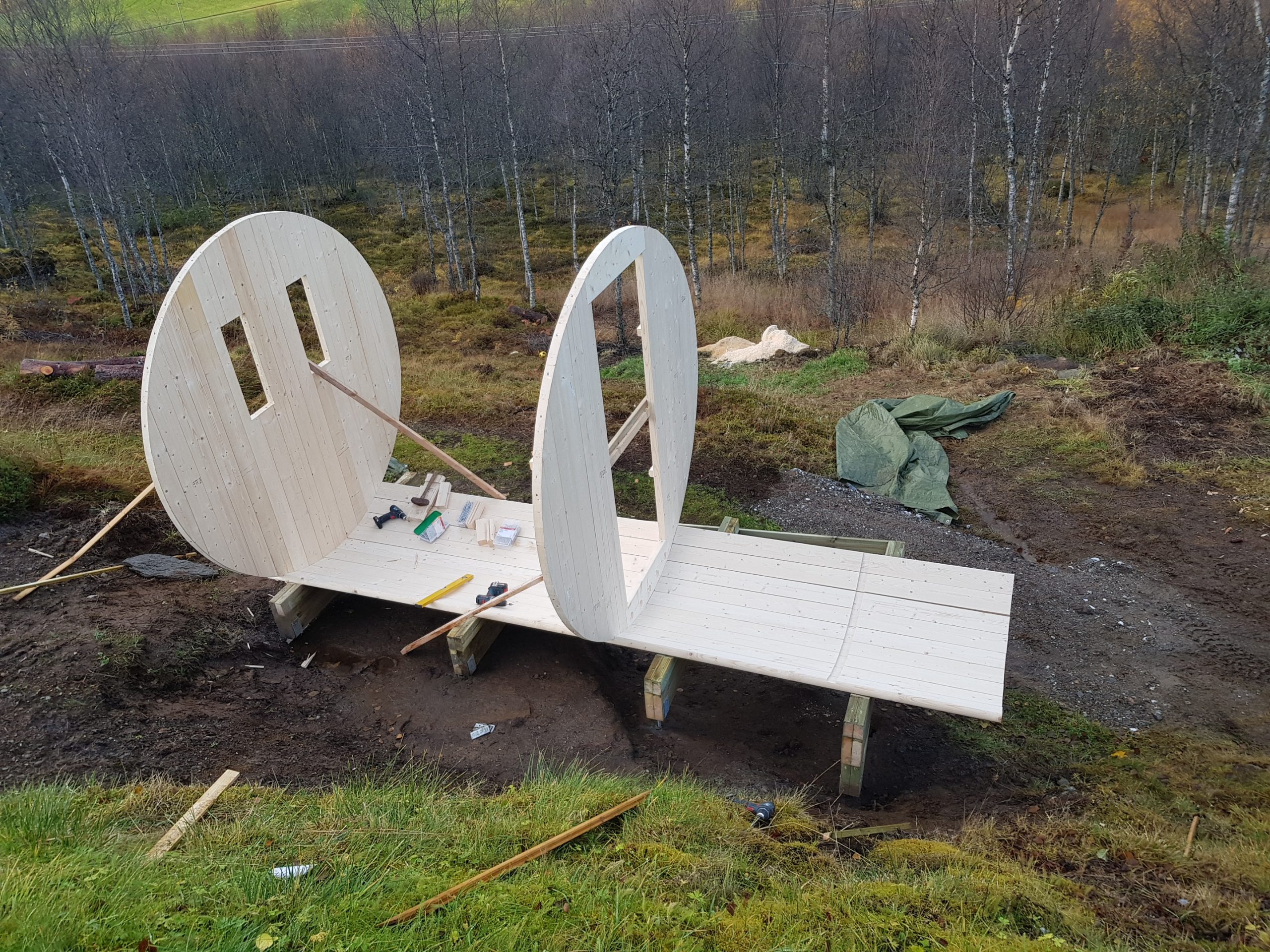 Tynnyrisauna rinteessä