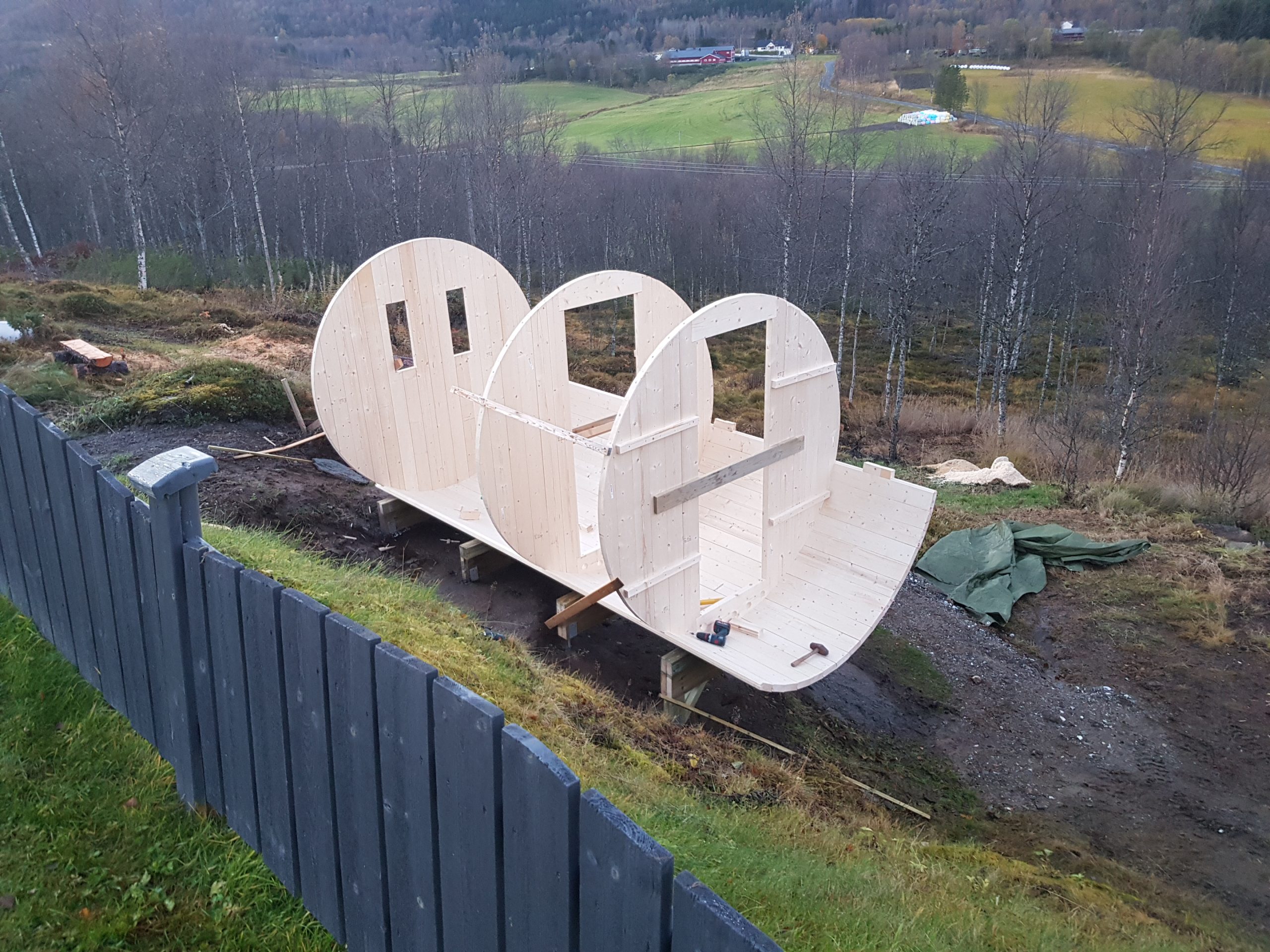 Tynnyrisauna rinteessä