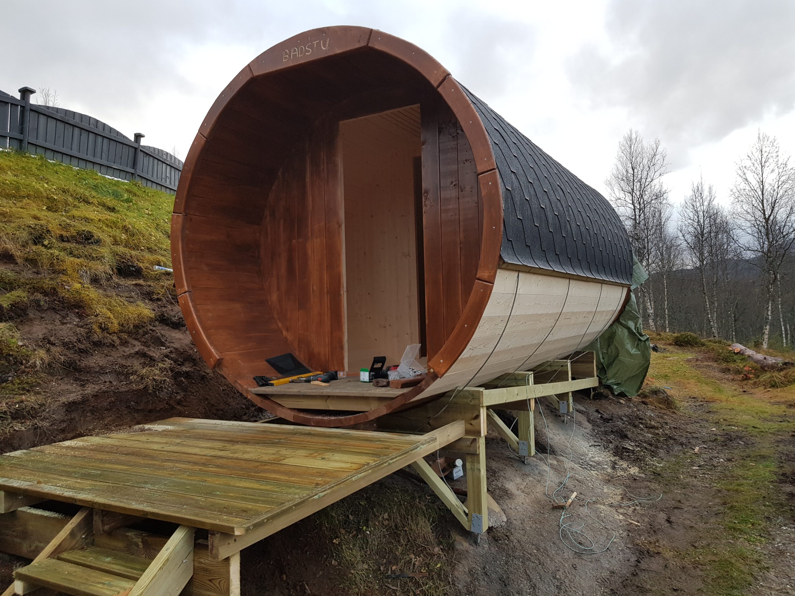 Tynnyrisauna rinteessä