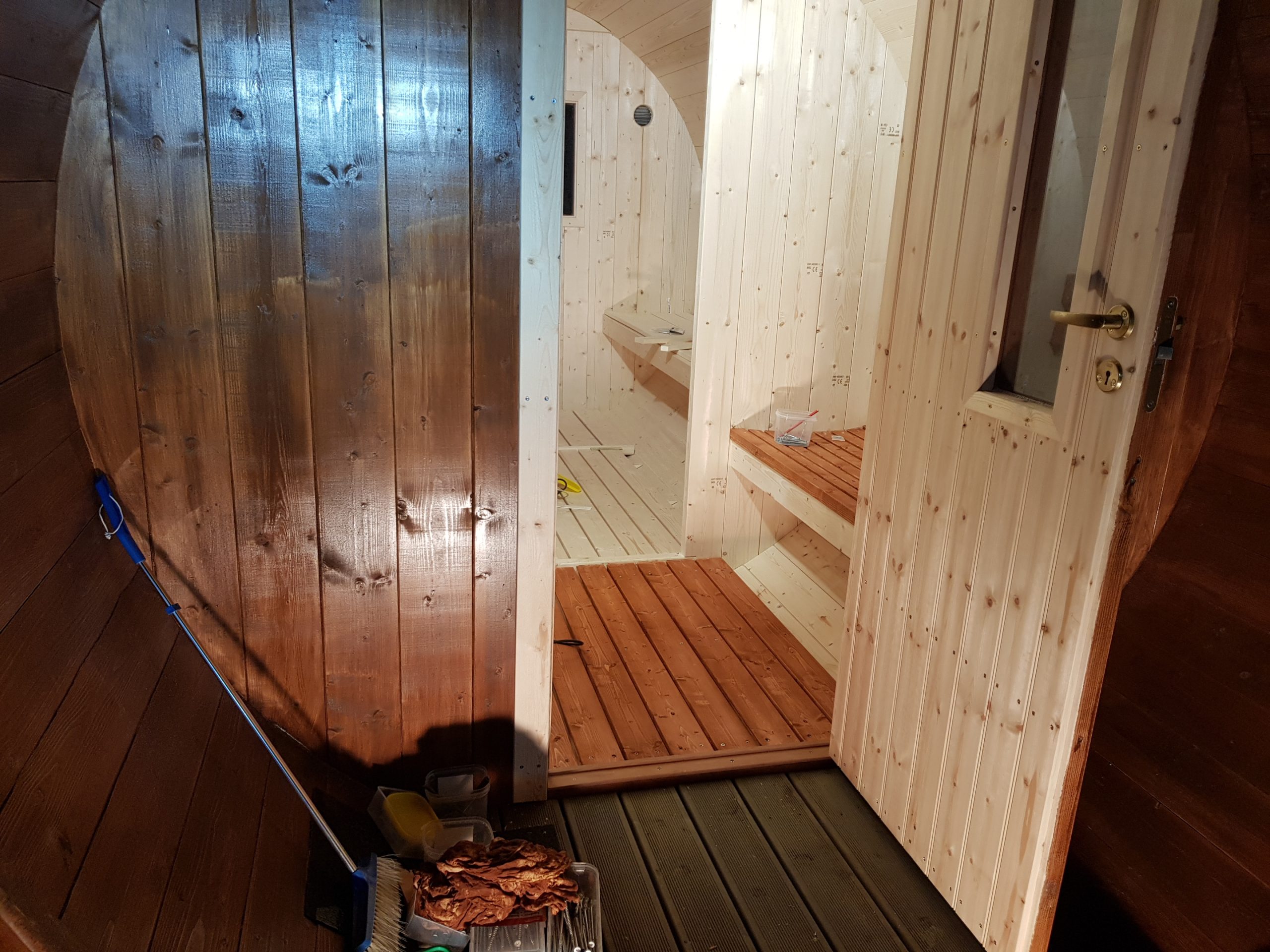 Tynnyrisauna rinteessä