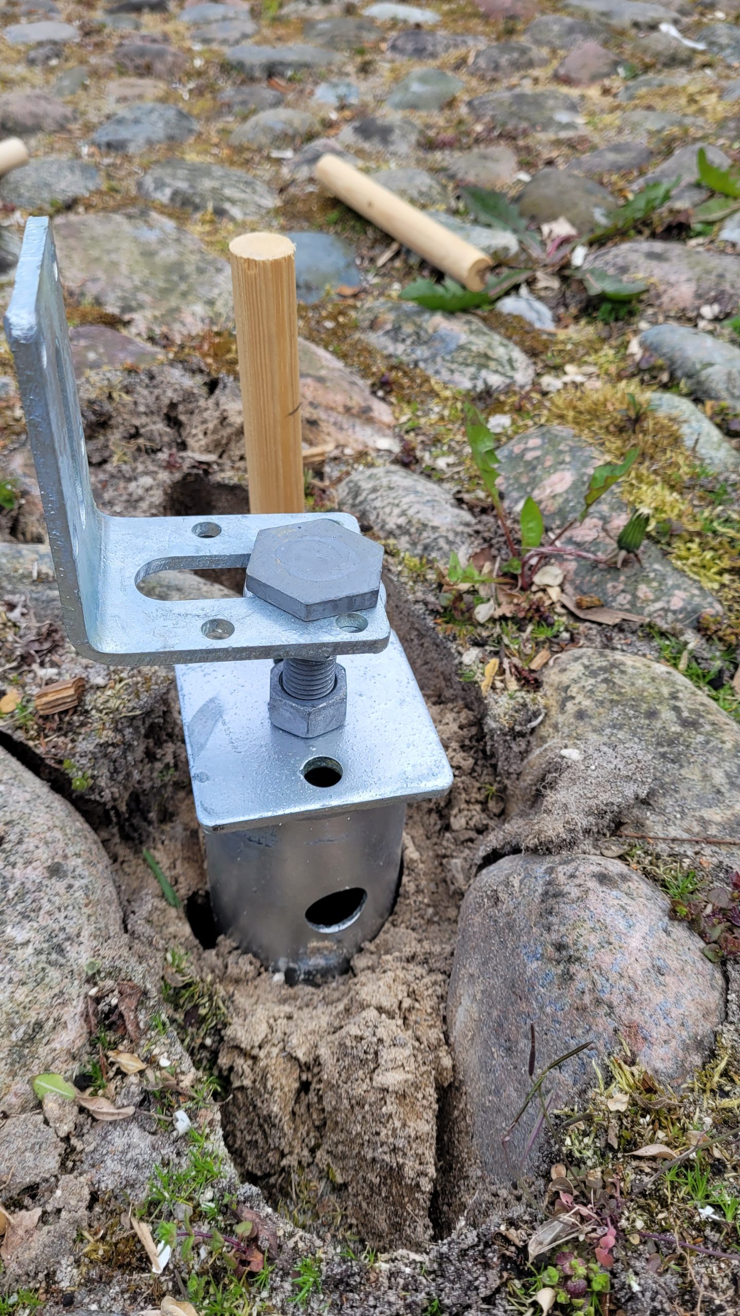 Kuusikulmainen huvimaja pinkillä laudoituksella