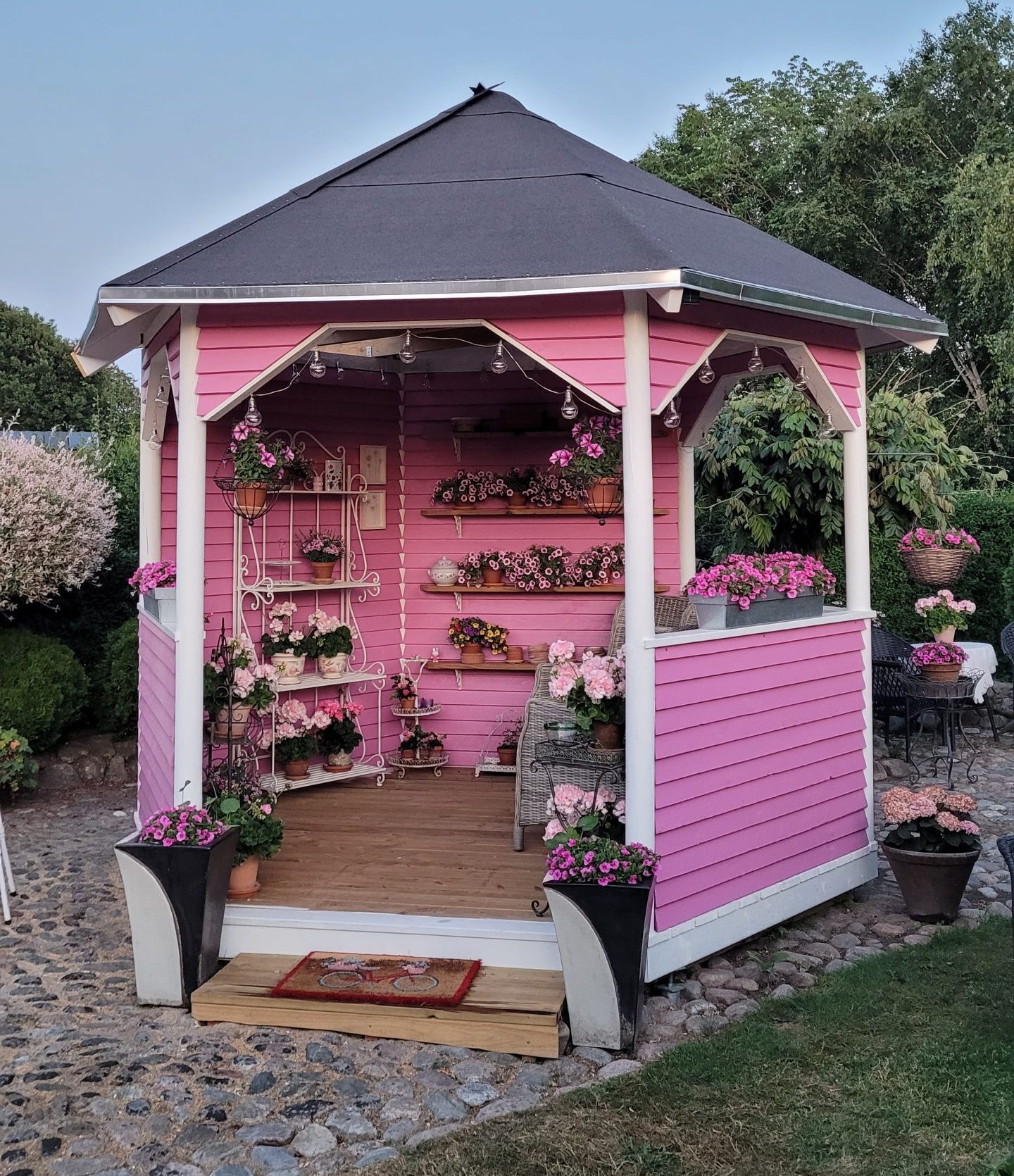 Sexkantig paviljong med rosa fjällpanel