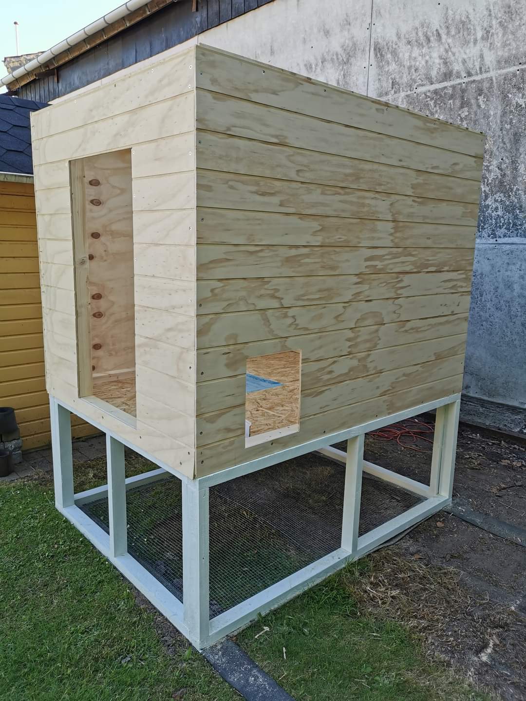 Hønsehus med overdækket hønsegård