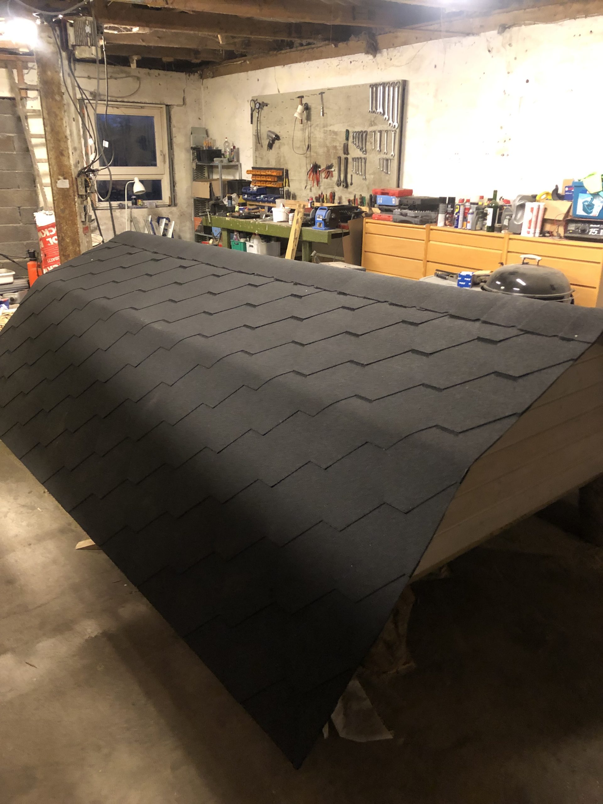 Hönshus med brutet tak