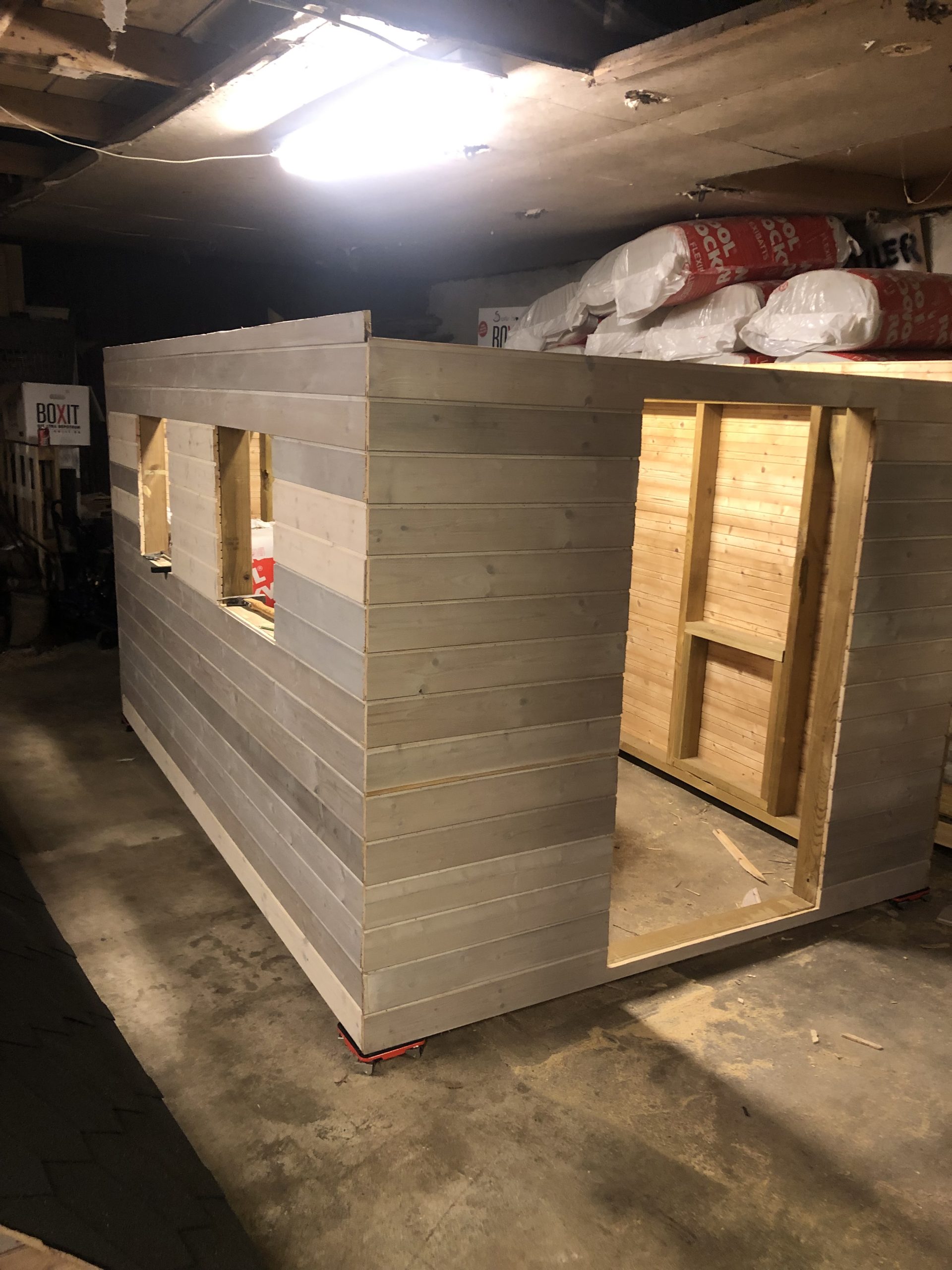 Hönshus med brutet tak