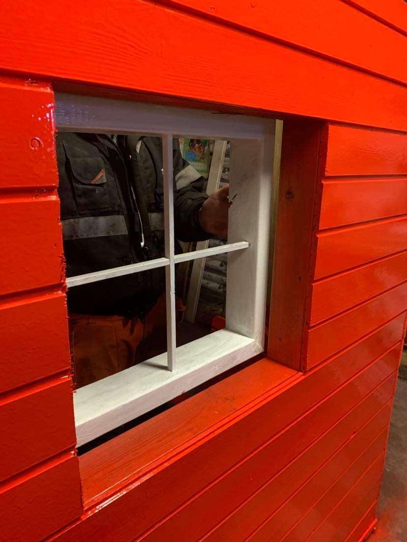 Hönshus med brutet tak