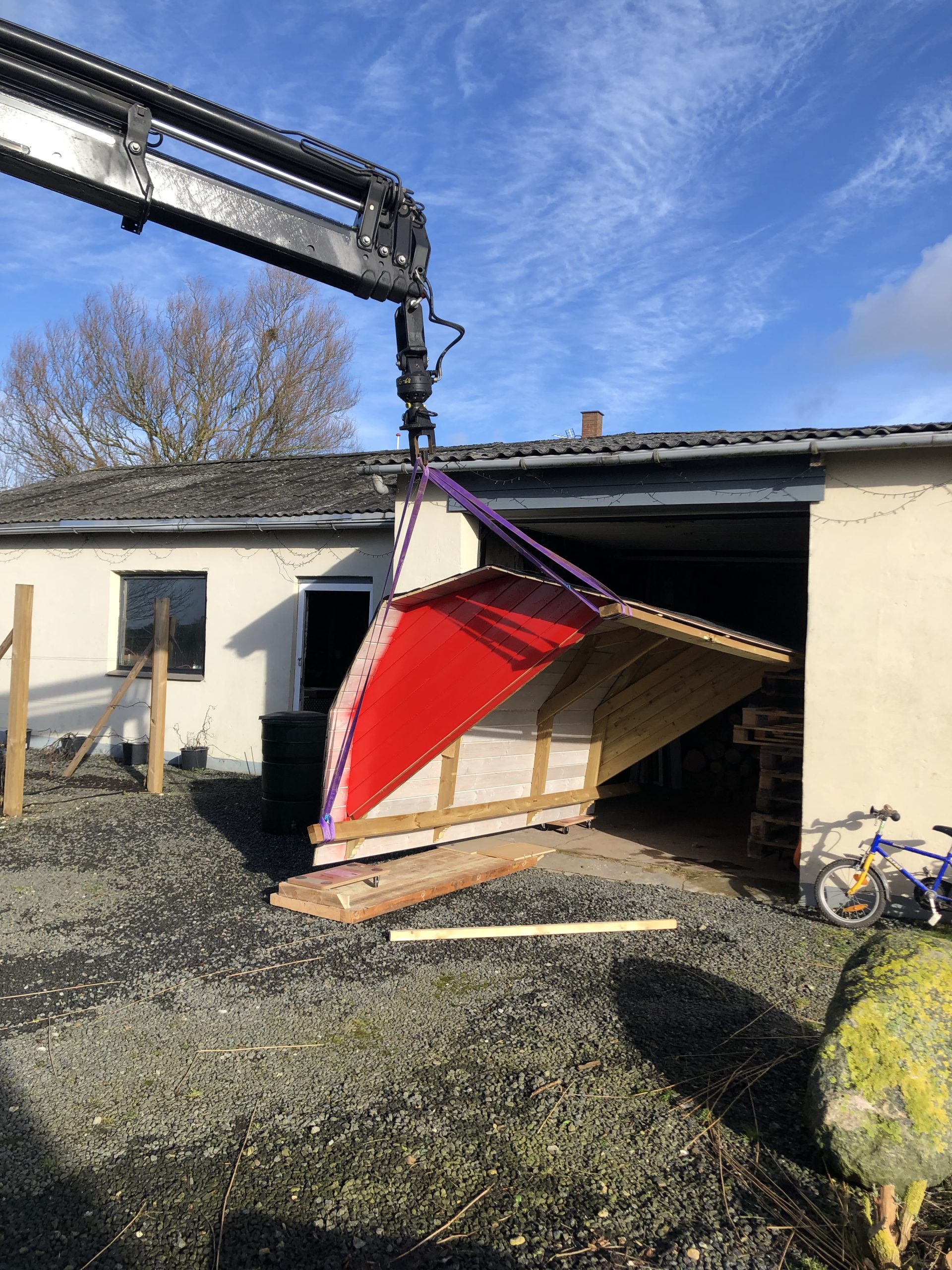 Hönshus med brutet tak