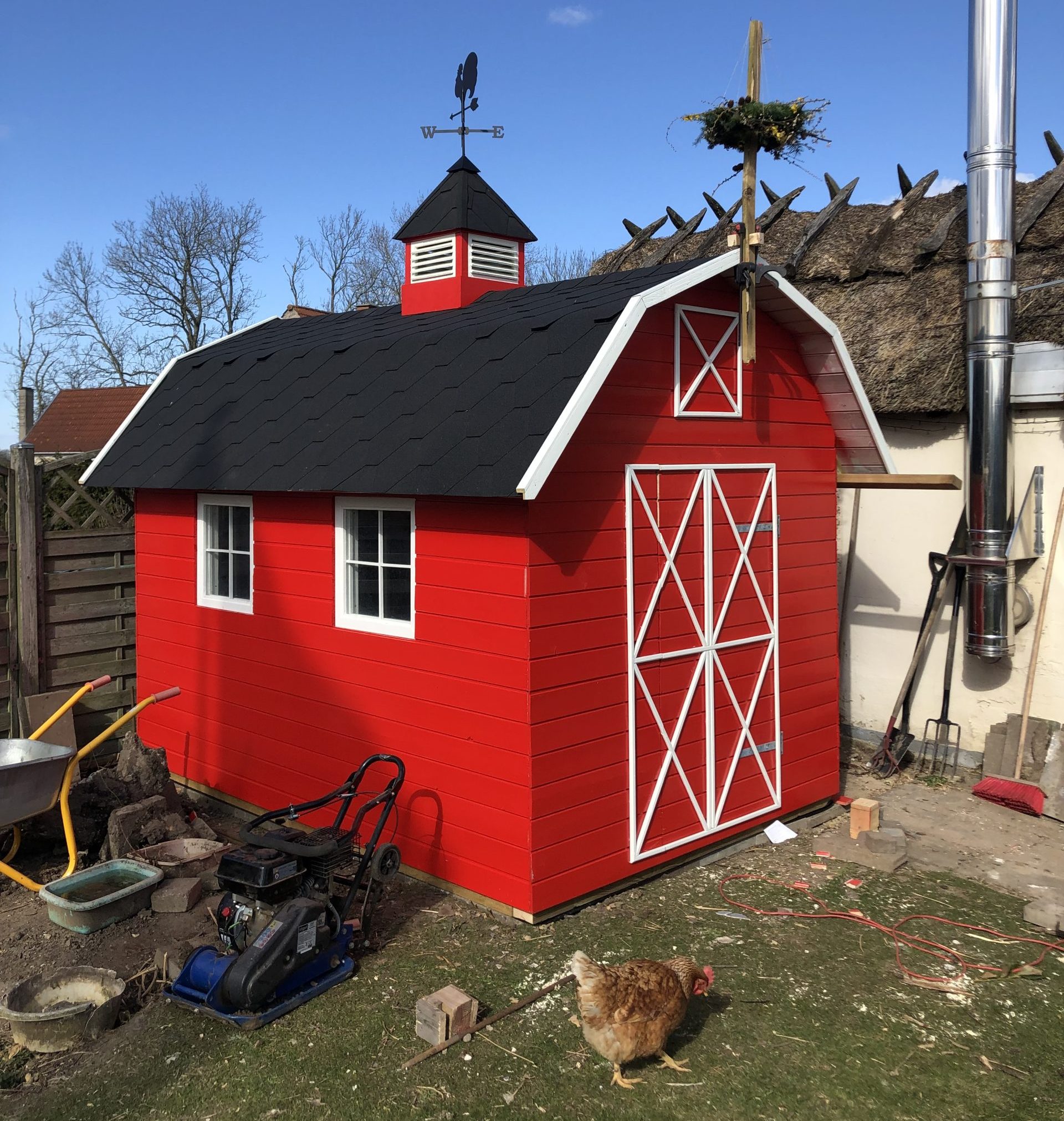 Hönshus med brutet tak