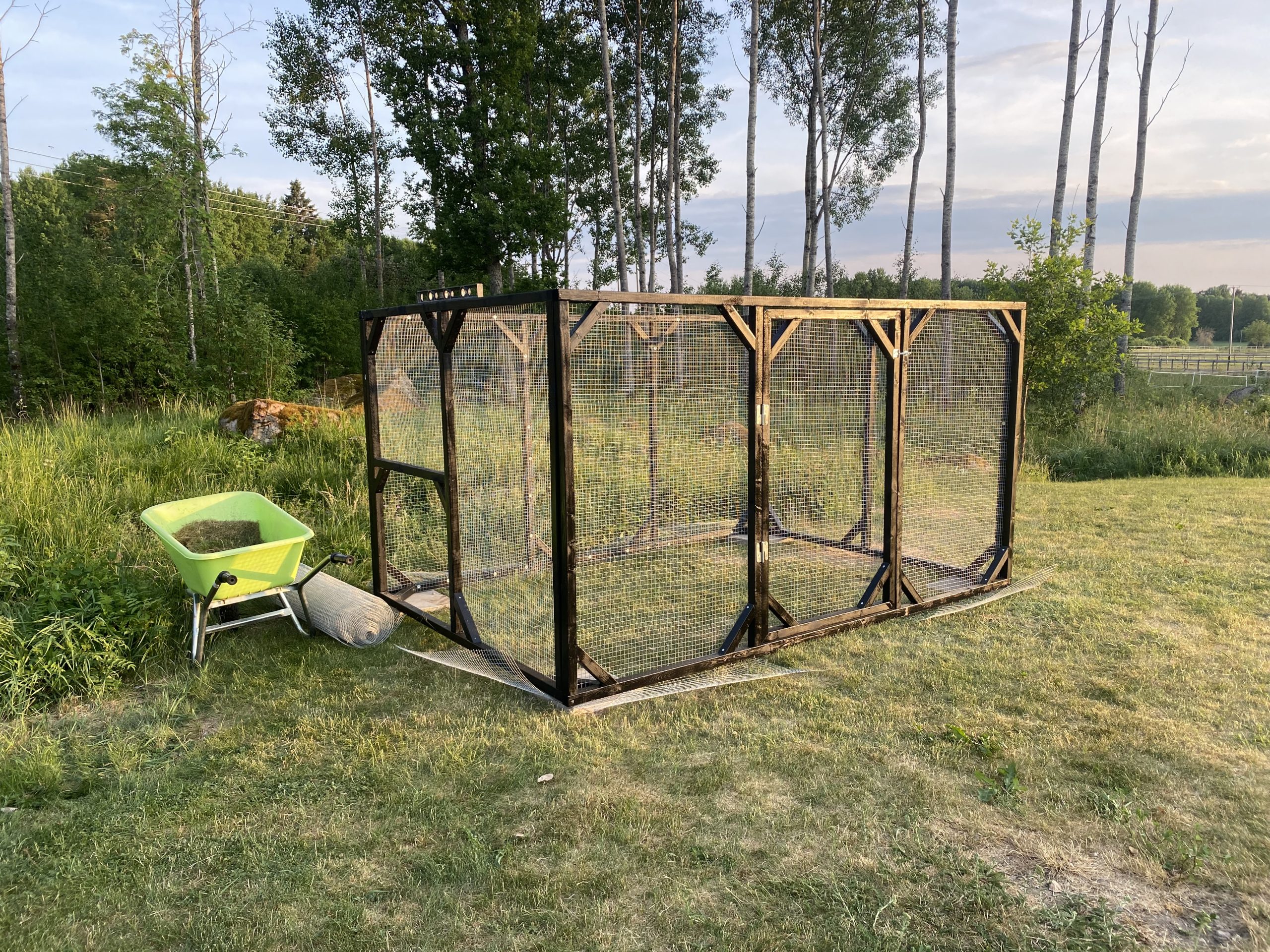 Hönsgård byggd av moduler