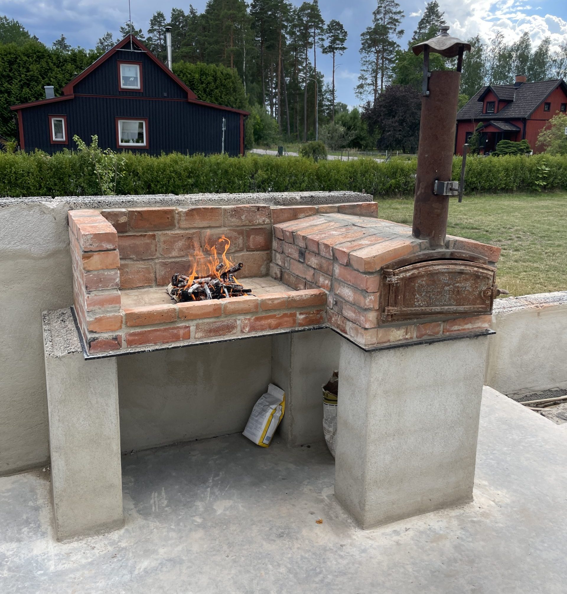 Pizzaovn og grill av teglstein