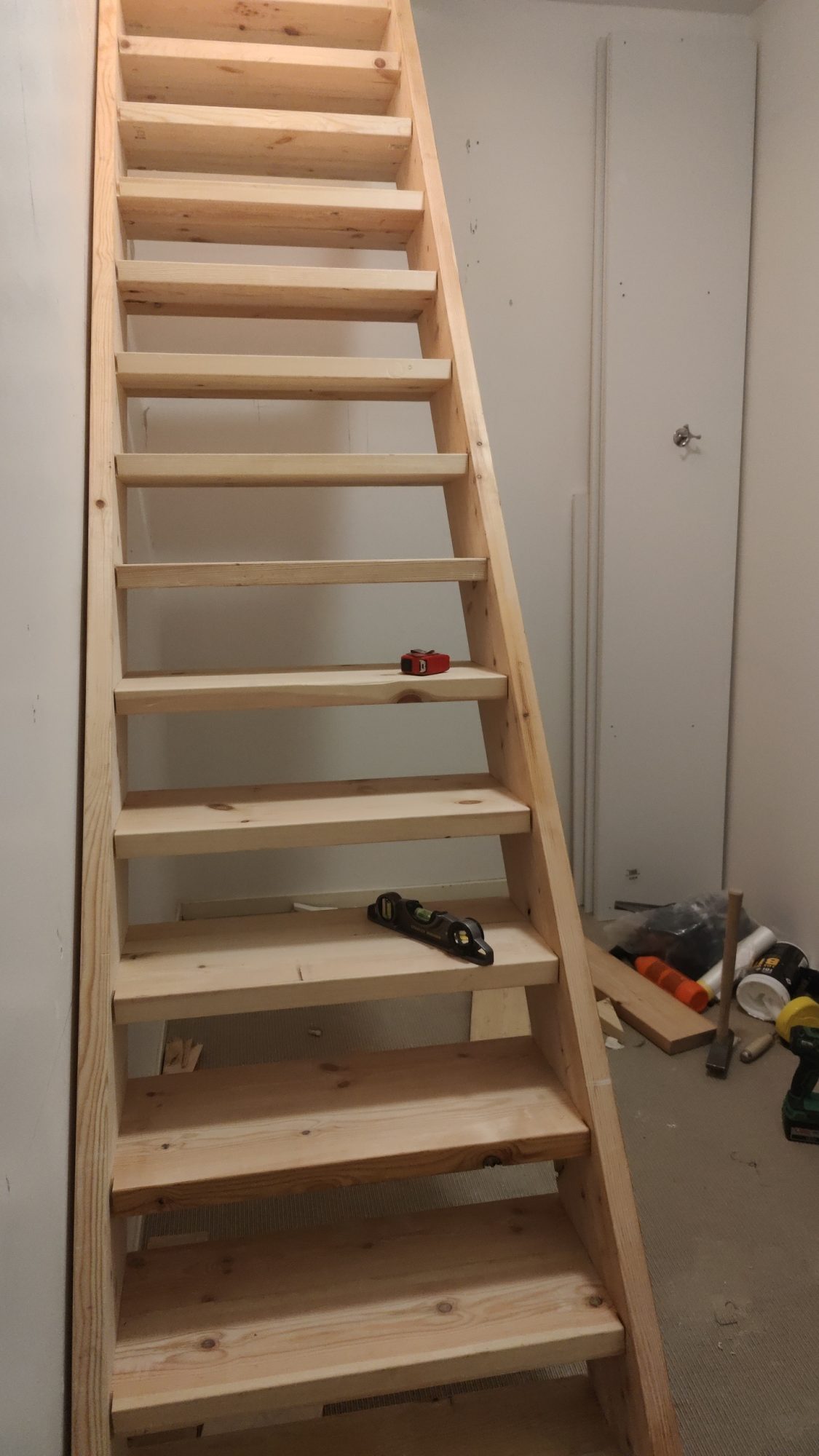 Trappe af hjemmelavet træ