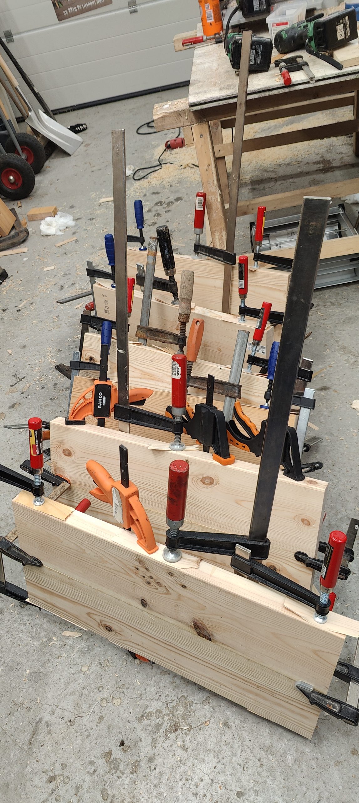 Trappe af hjemmelavet træ