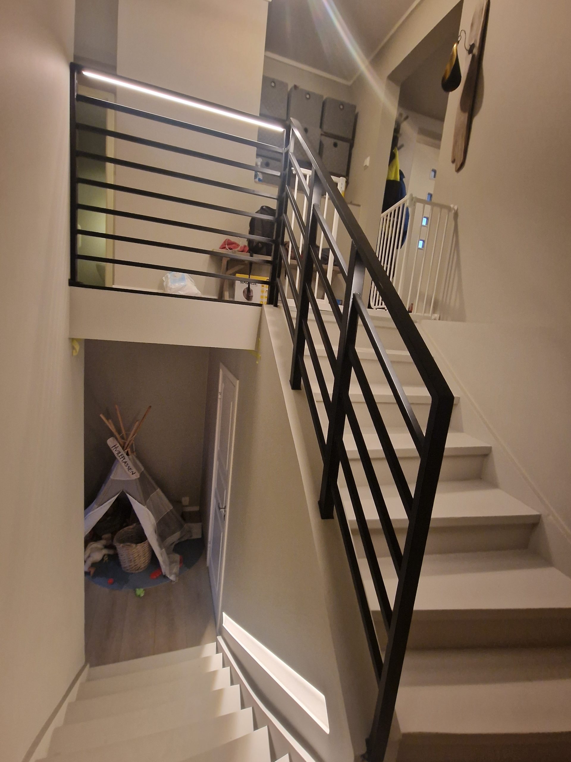 Stålgelænder med lys