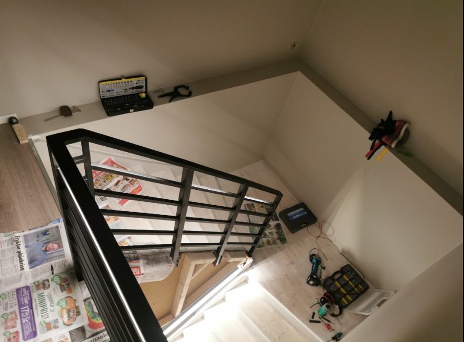 Stålgelænder med lys