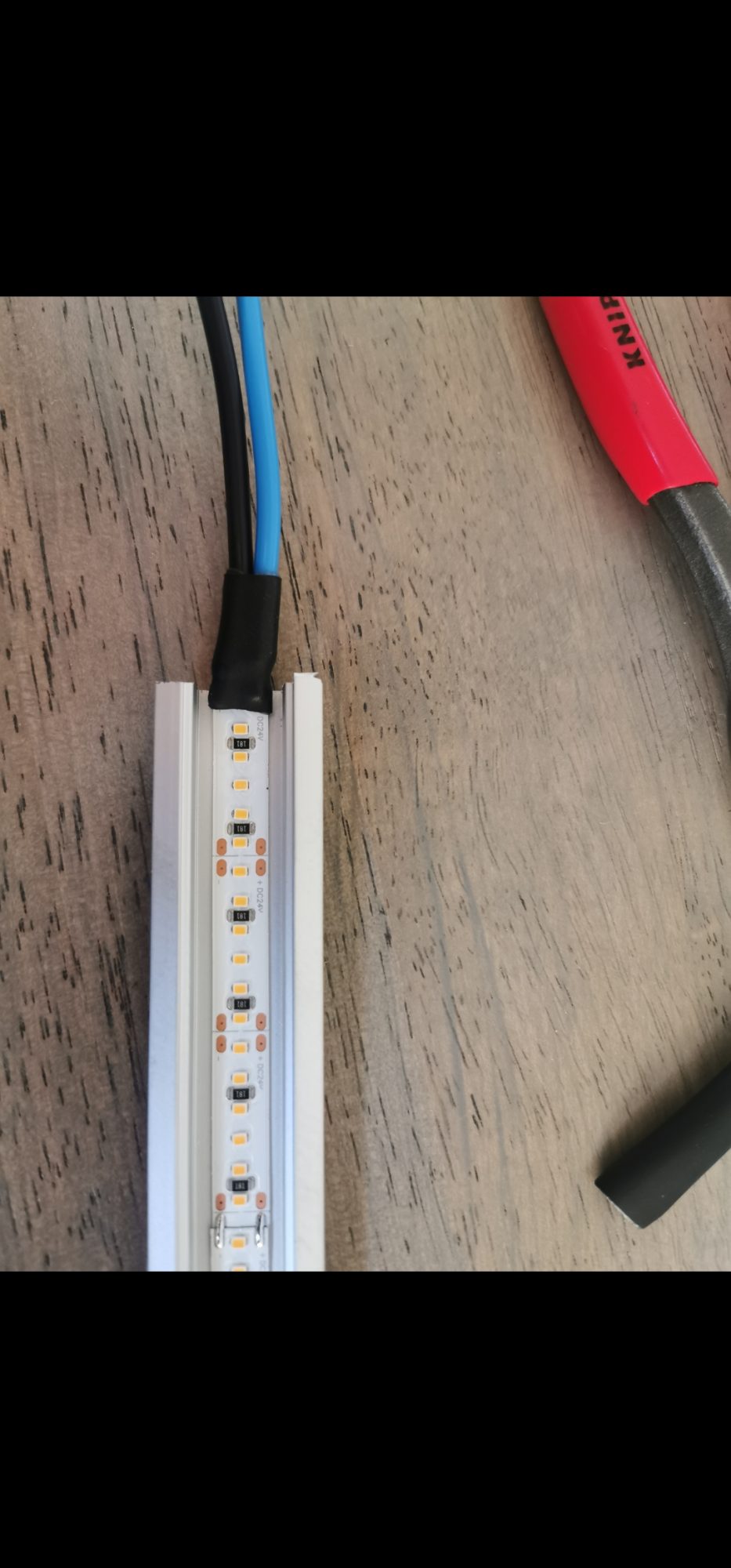 Teräskaiteet valoilla