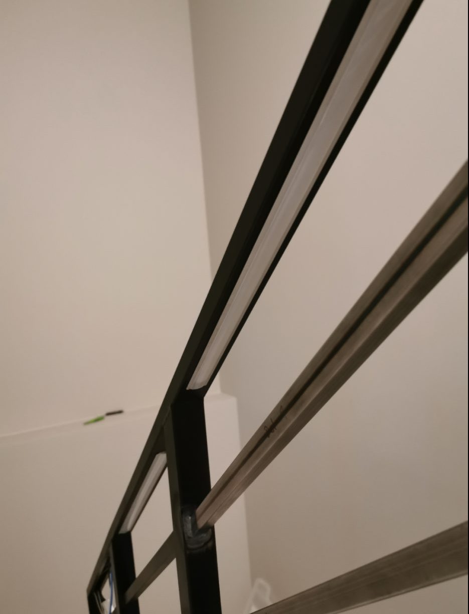 Stålgelænder med lys