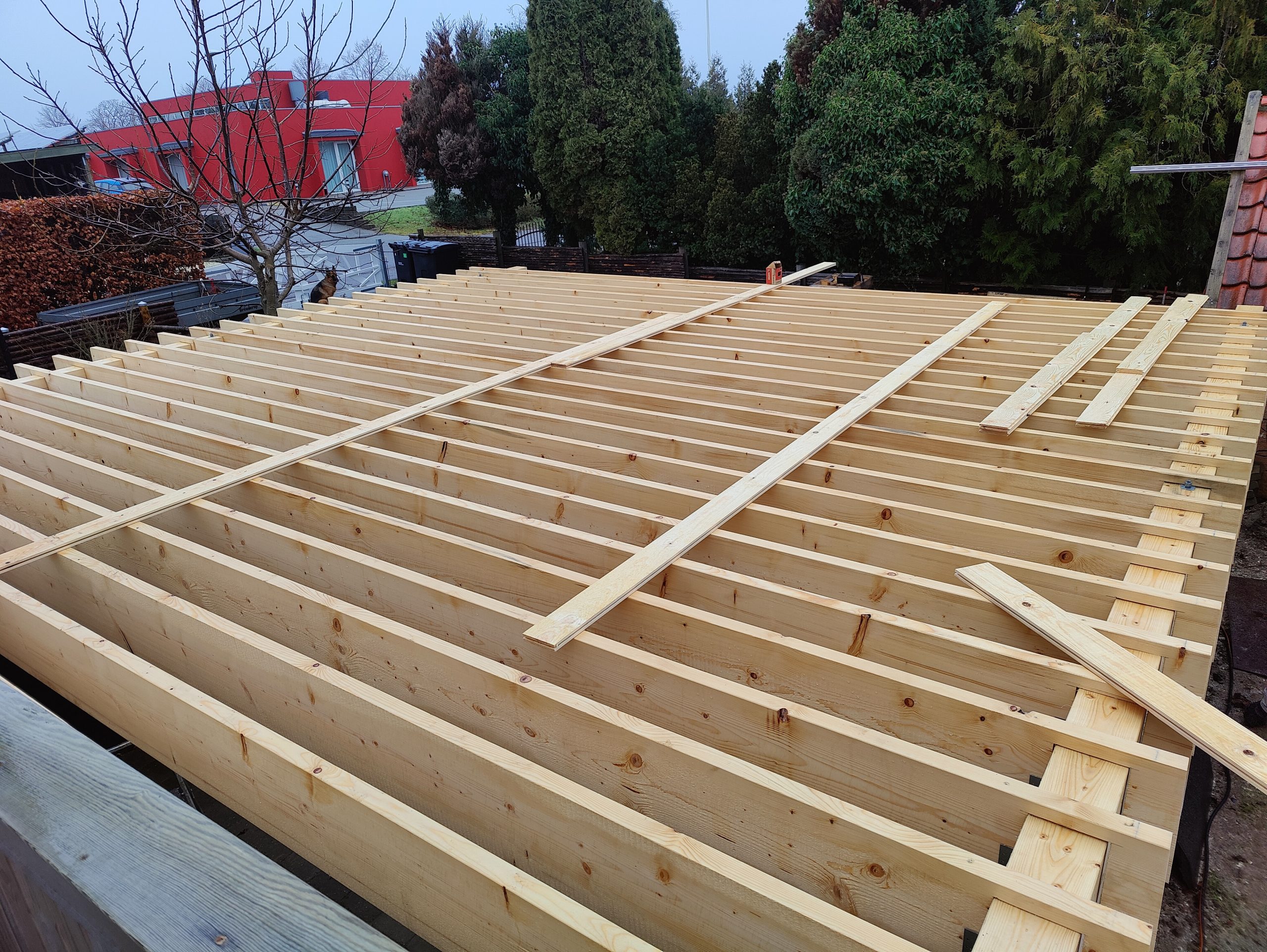 Murt dobbel carport med solceller på taket