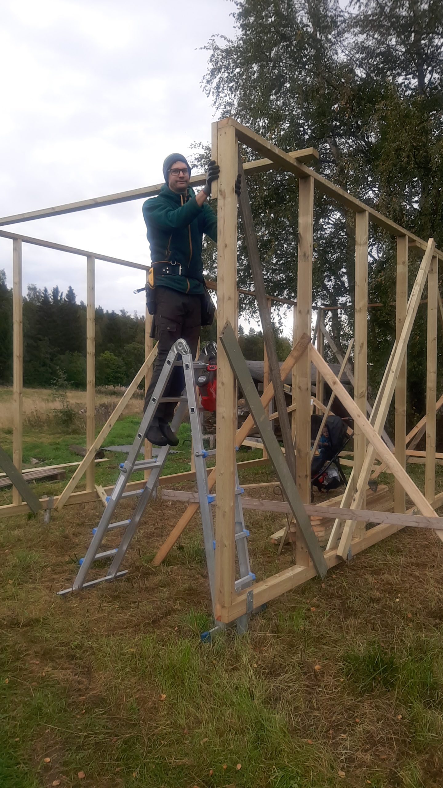 Carport med kledning av ståltrapesplater Initial