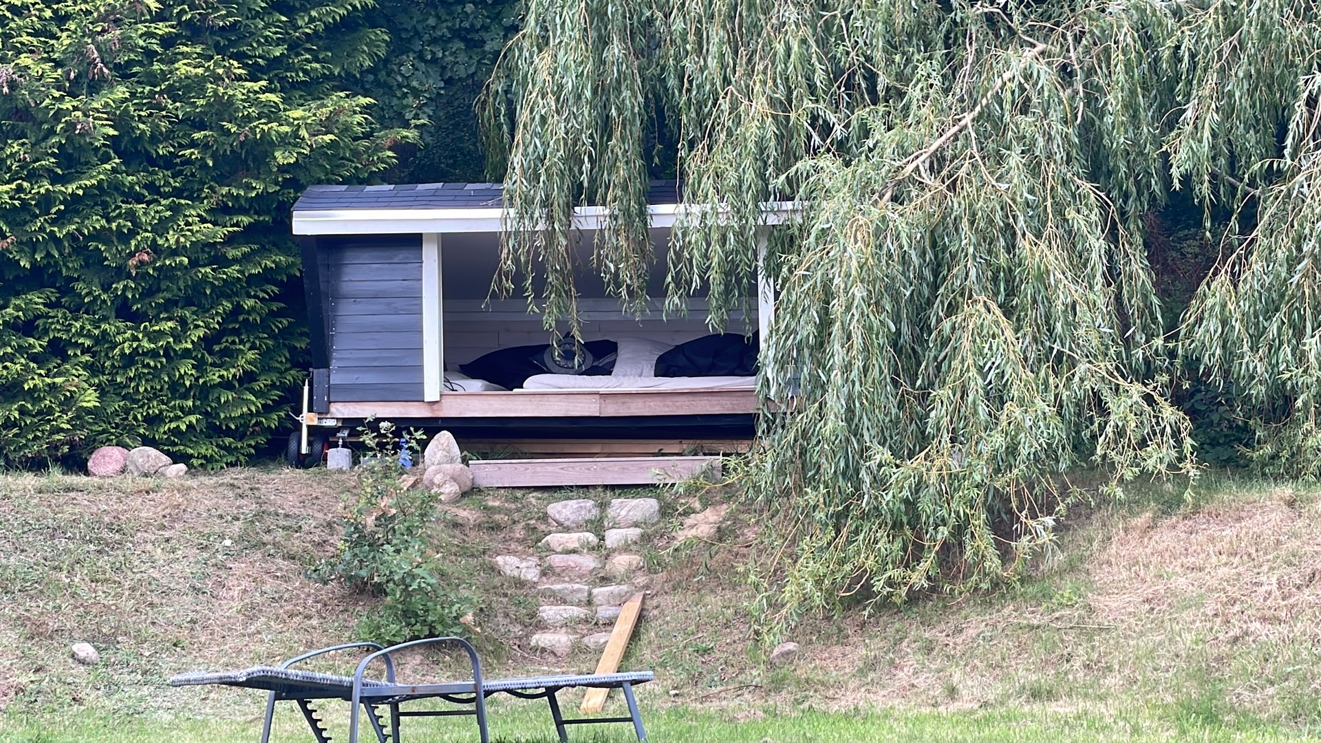 Gapahuk med takshingel på taket