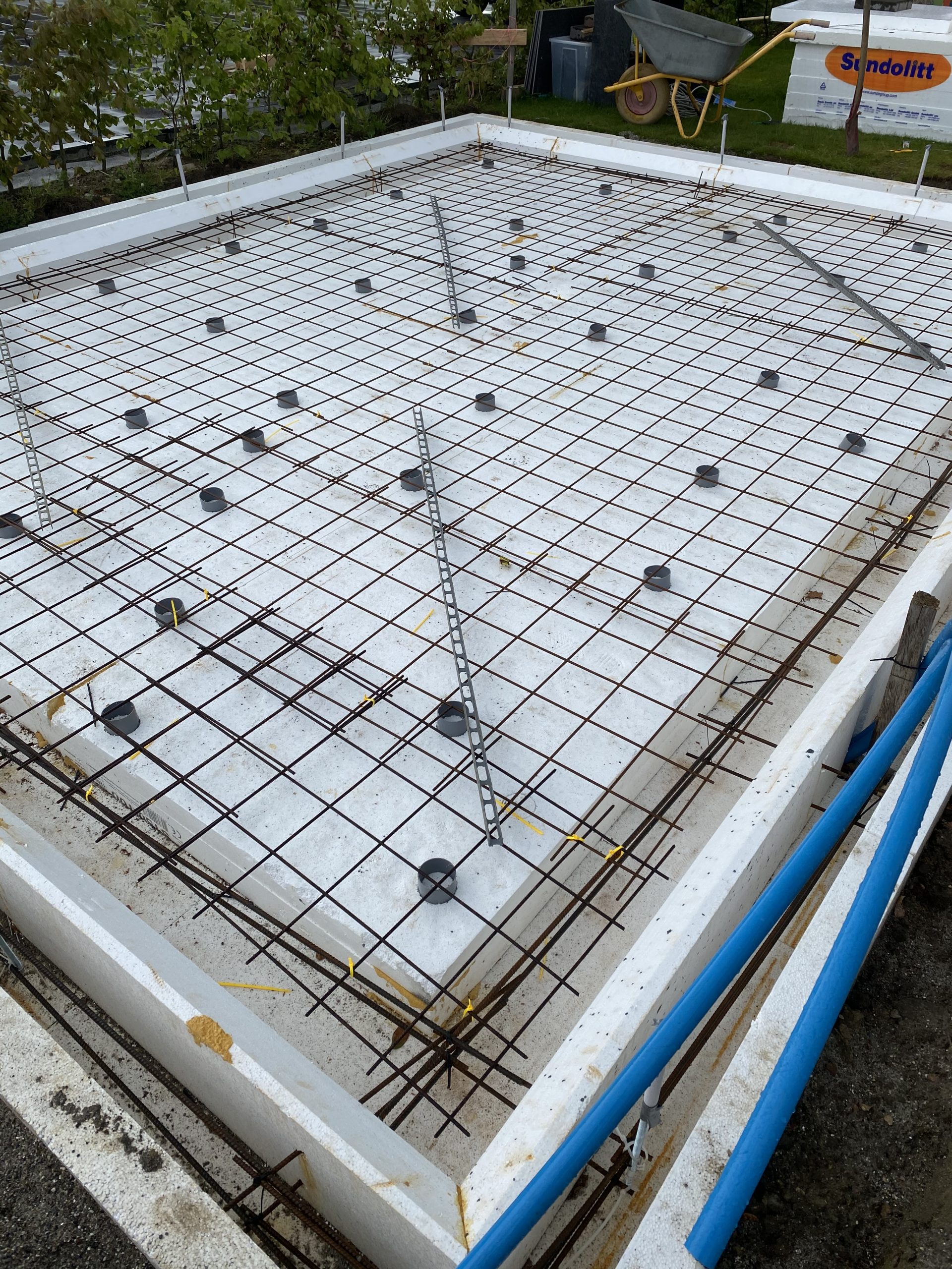 Garage med ribbpanel