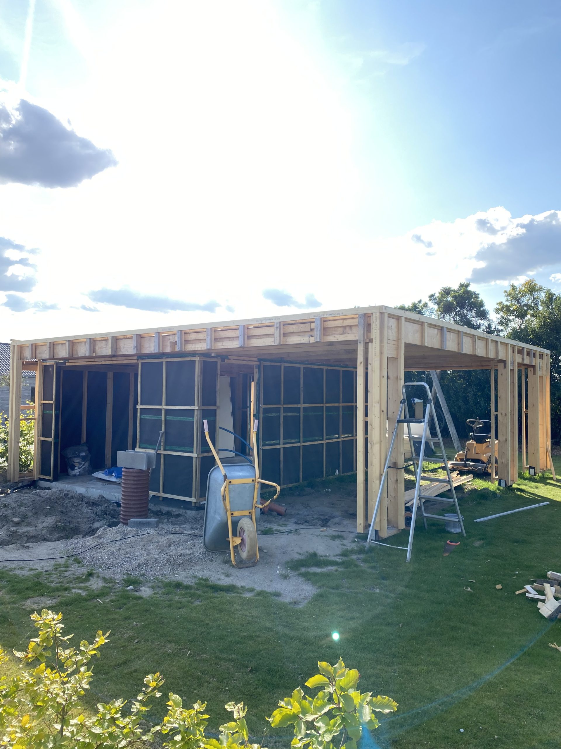 Garage med ribbpanel