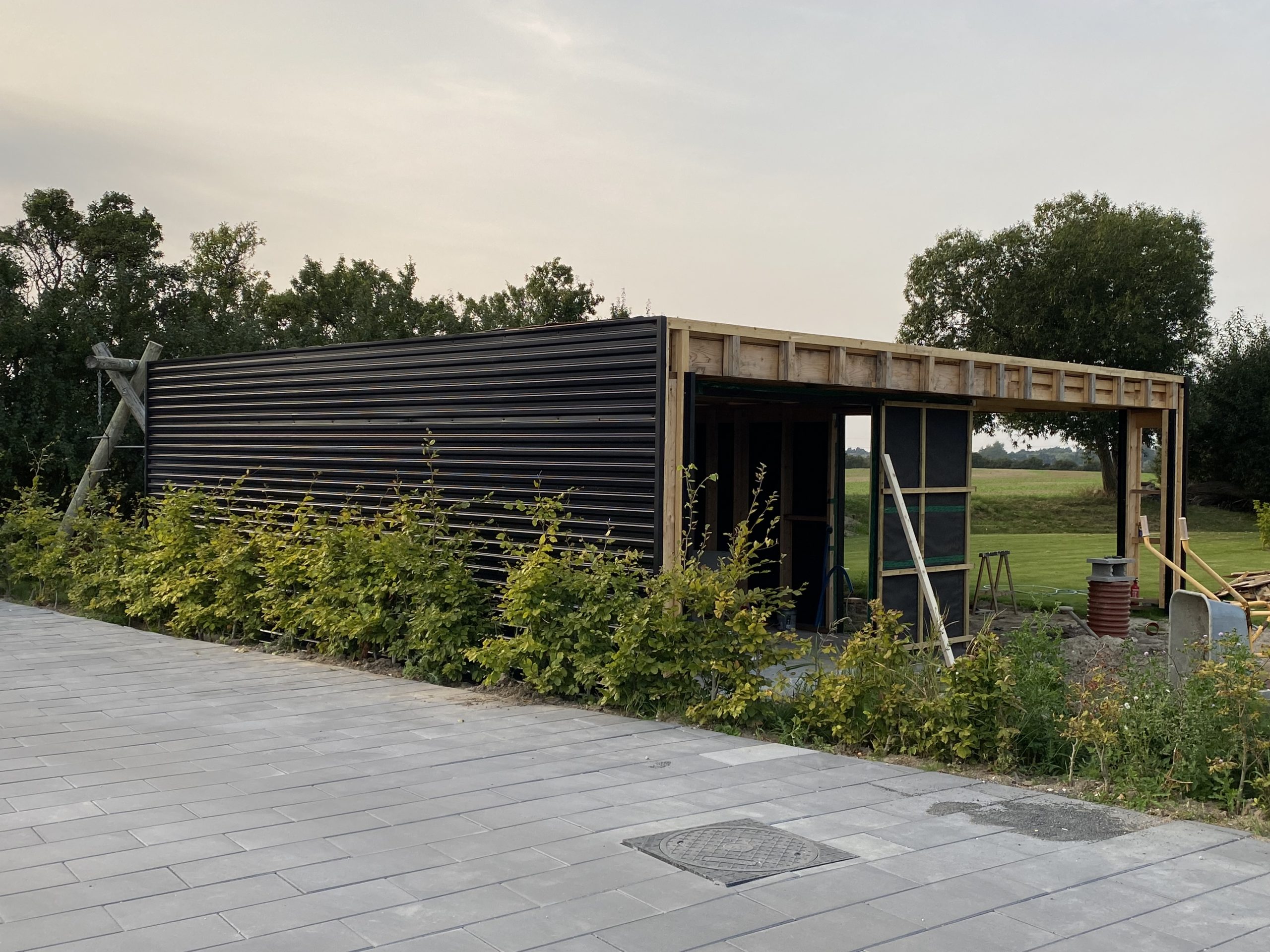 Garage med ribbpanel