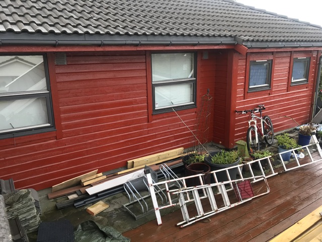 Två sorters fasadbeklädnad i kombination