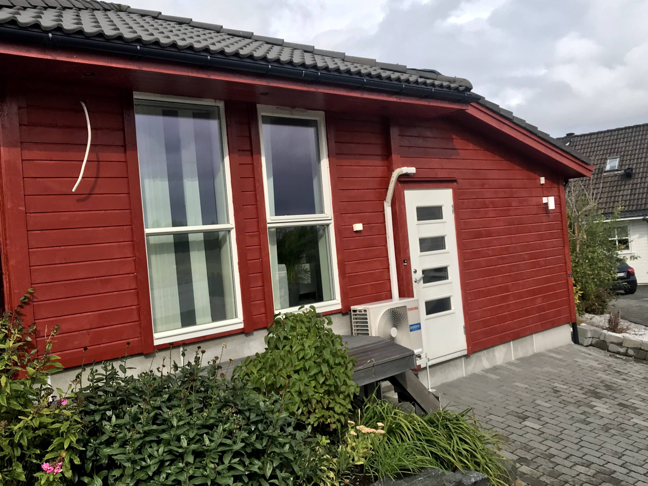 Två sorters fasadbeklädnad i kombination