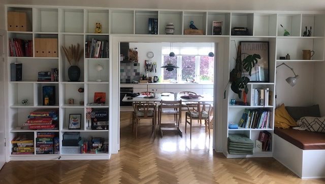 Stor innebygd bokhylle